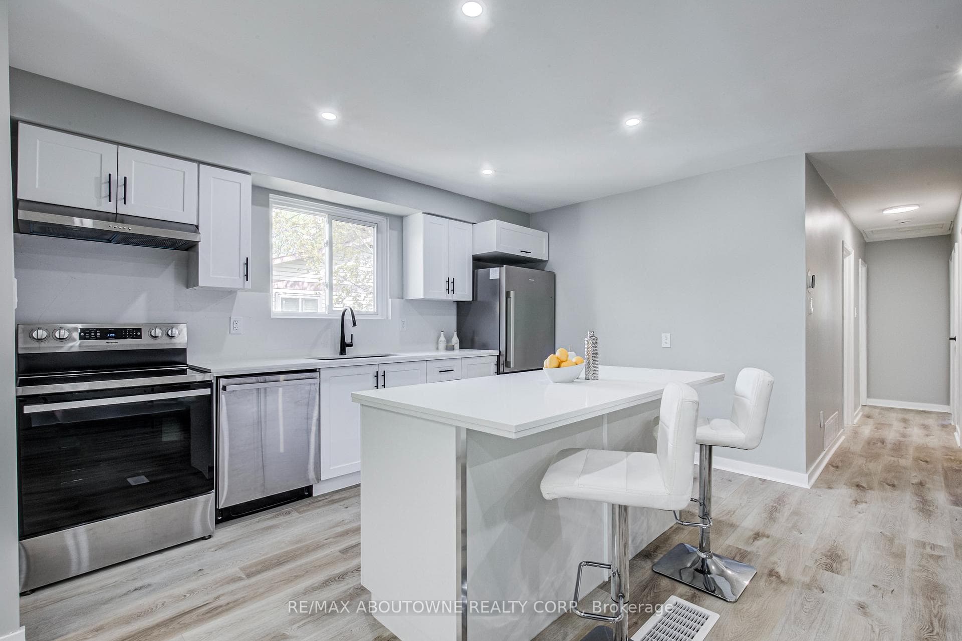 2367 Middlesmoor Crescent - Semi-Detached photo 2 of 31 in Burlington, Ontario