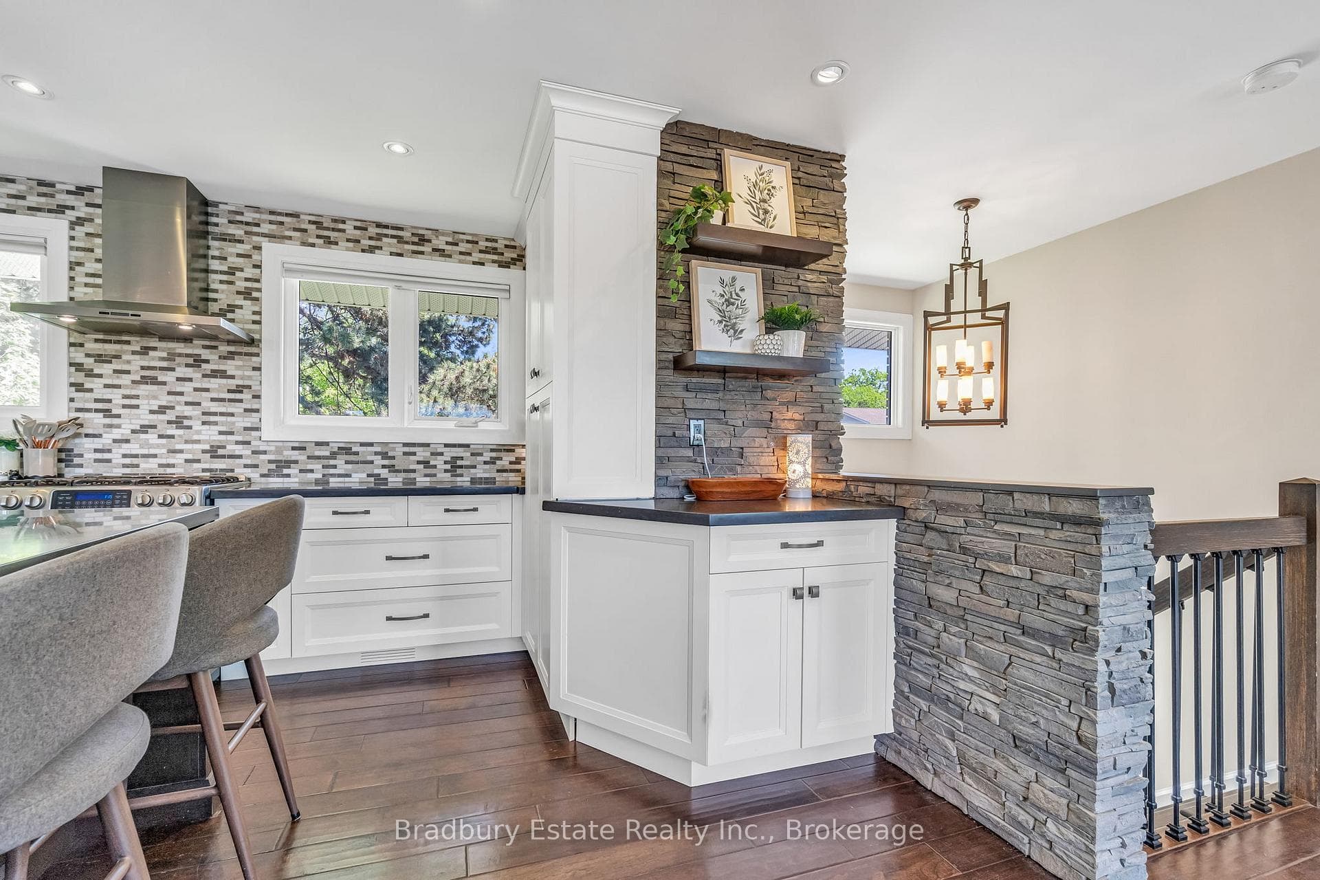 498 Wicklow Road - Detached photo 7 of 39 in Burlington, Ontario