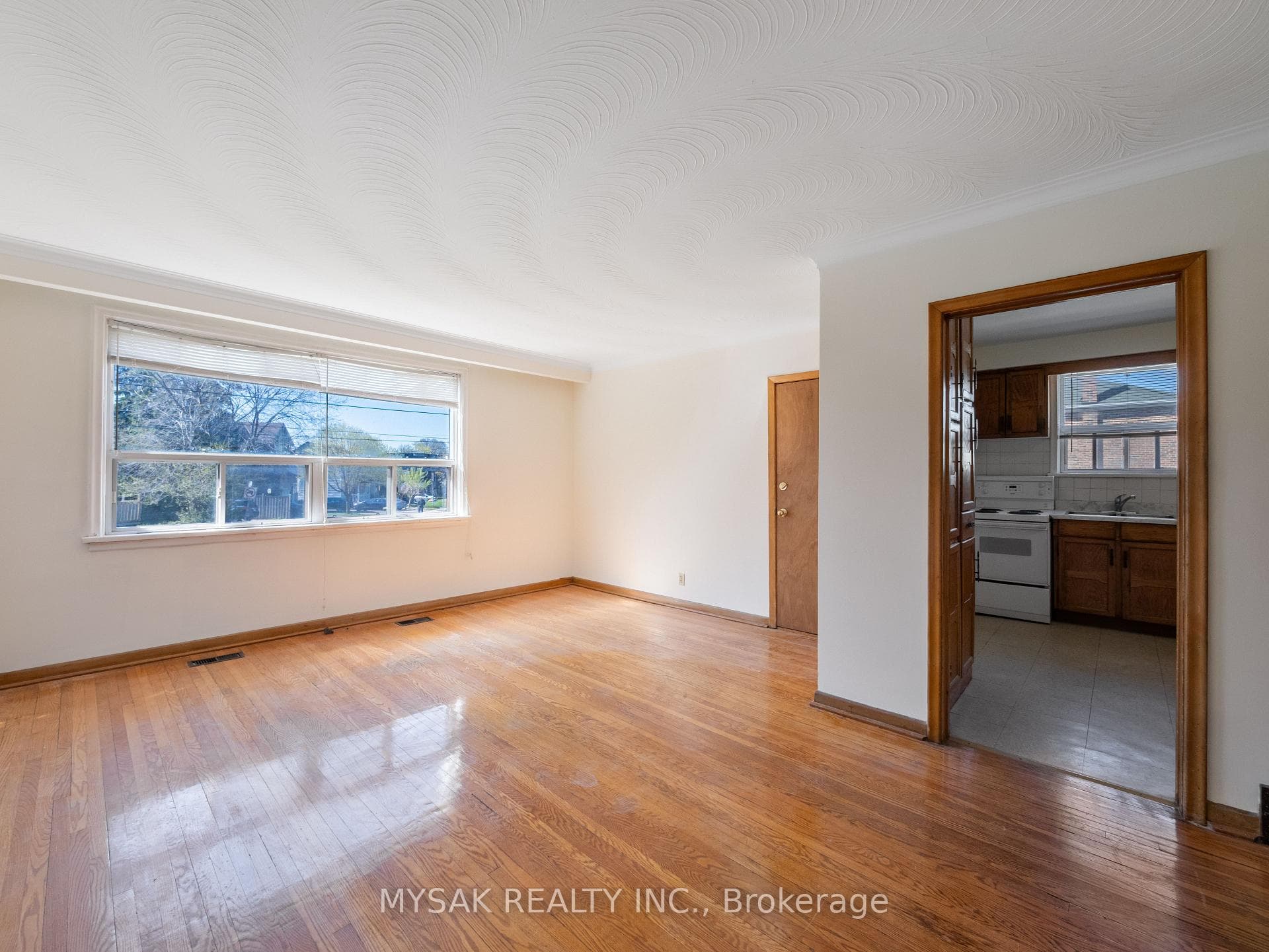 150 Park Street - Multi-Family photo 7 of 28 in Birch Cliff / Cliffside, Ontario