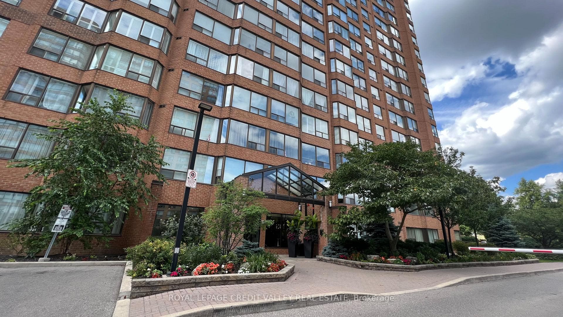 1270 MAPLE CROSSING Boulevard Unit 704 - home for sale in Burlington, Ontario