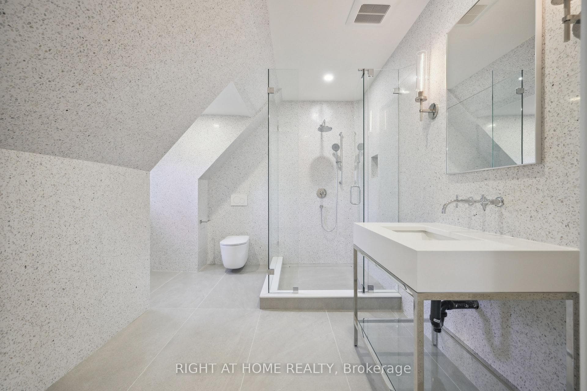 2187 Lakeshore Road - Detached photo 19 of 28 in Burlington, Ontario