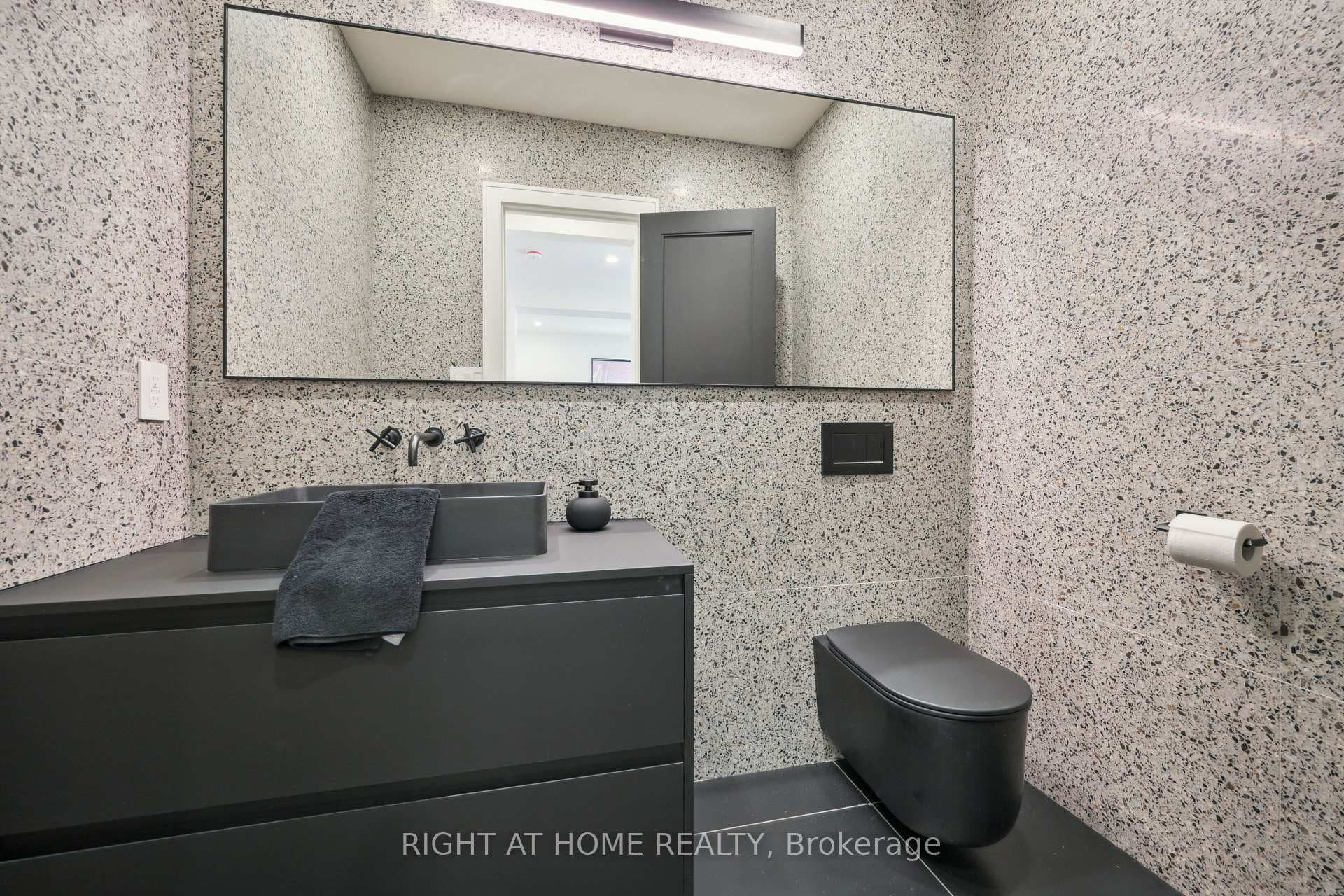 2187 Lakeshore Road - Detached photo 4 of 28 in Burlington, Ontario