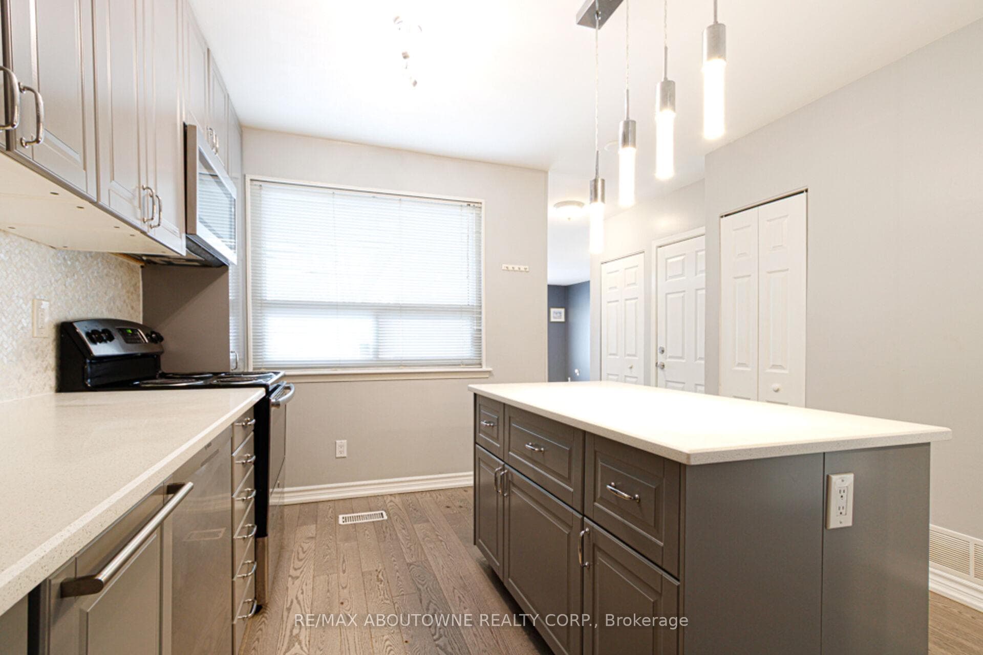 1601 Sandgate Crescent - Semi-Detached photo 8 of 35 in Mississauga, Ontario
