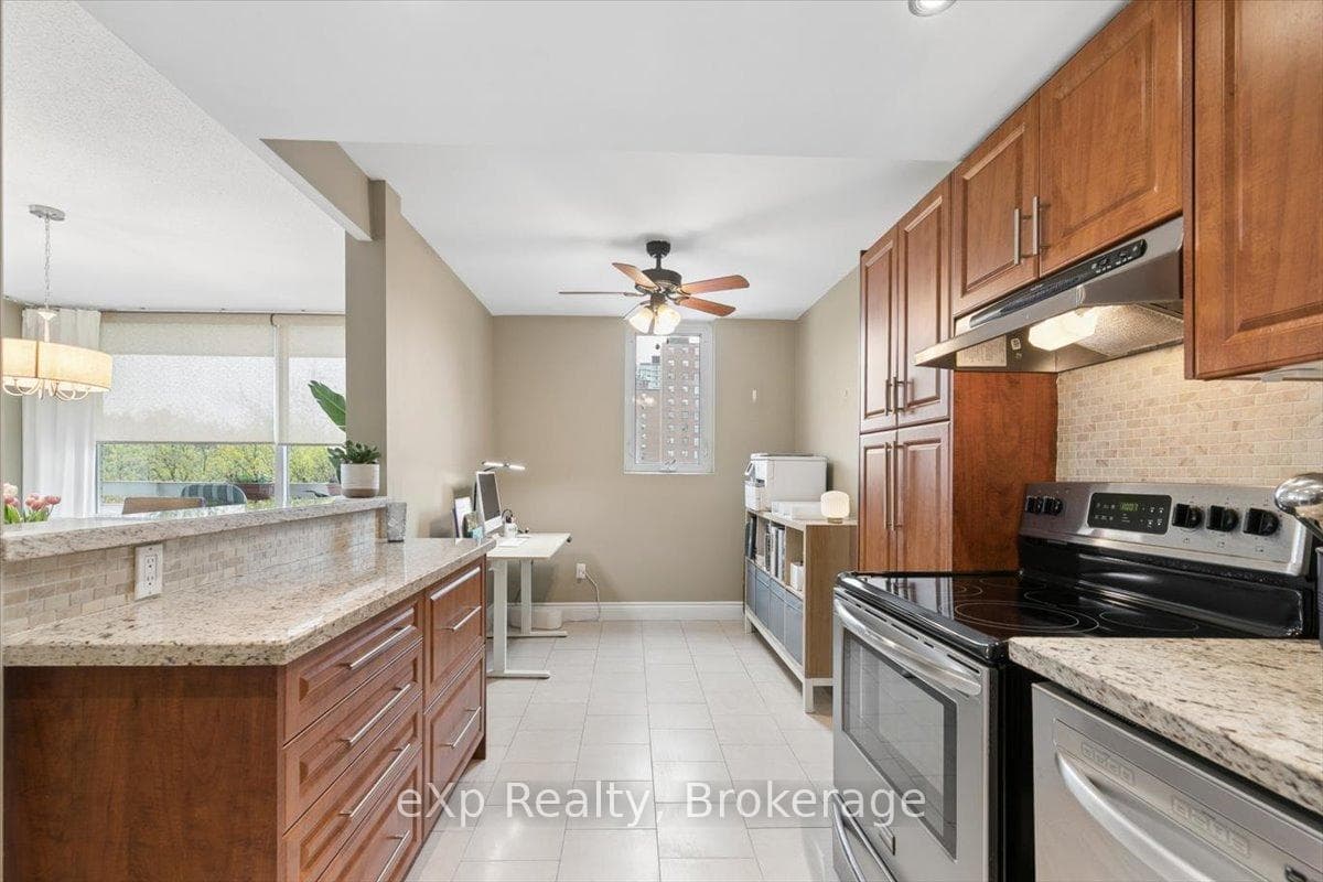 39 Stavebank Road Unit 403 - Condo photo 7 of 33 in Mississauga, Ontario