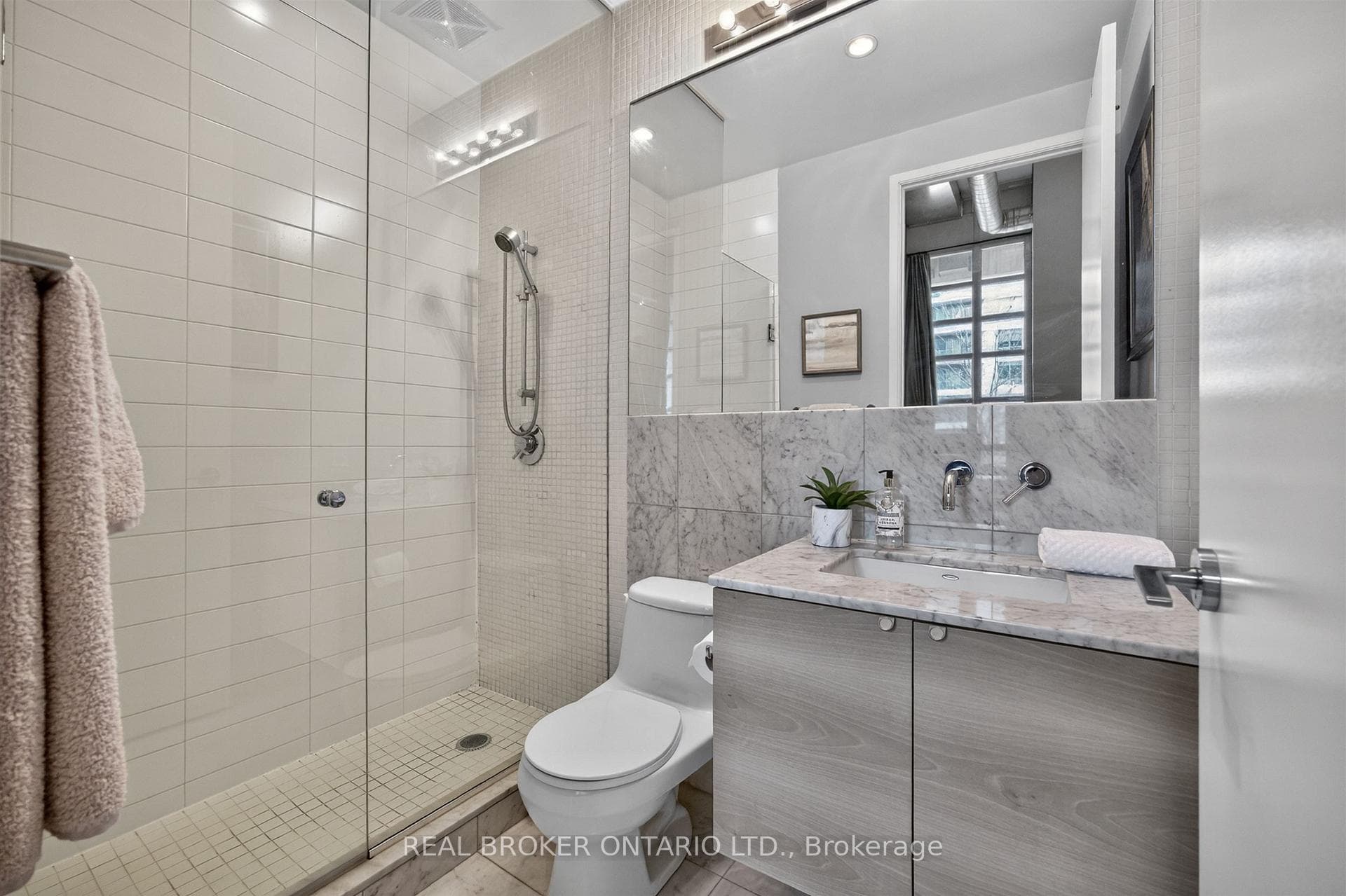 380 Macpherson Avenue Unit 209 - Condo photo 33 of 49 in Annex / Yorkville / Summerhill, Ontario