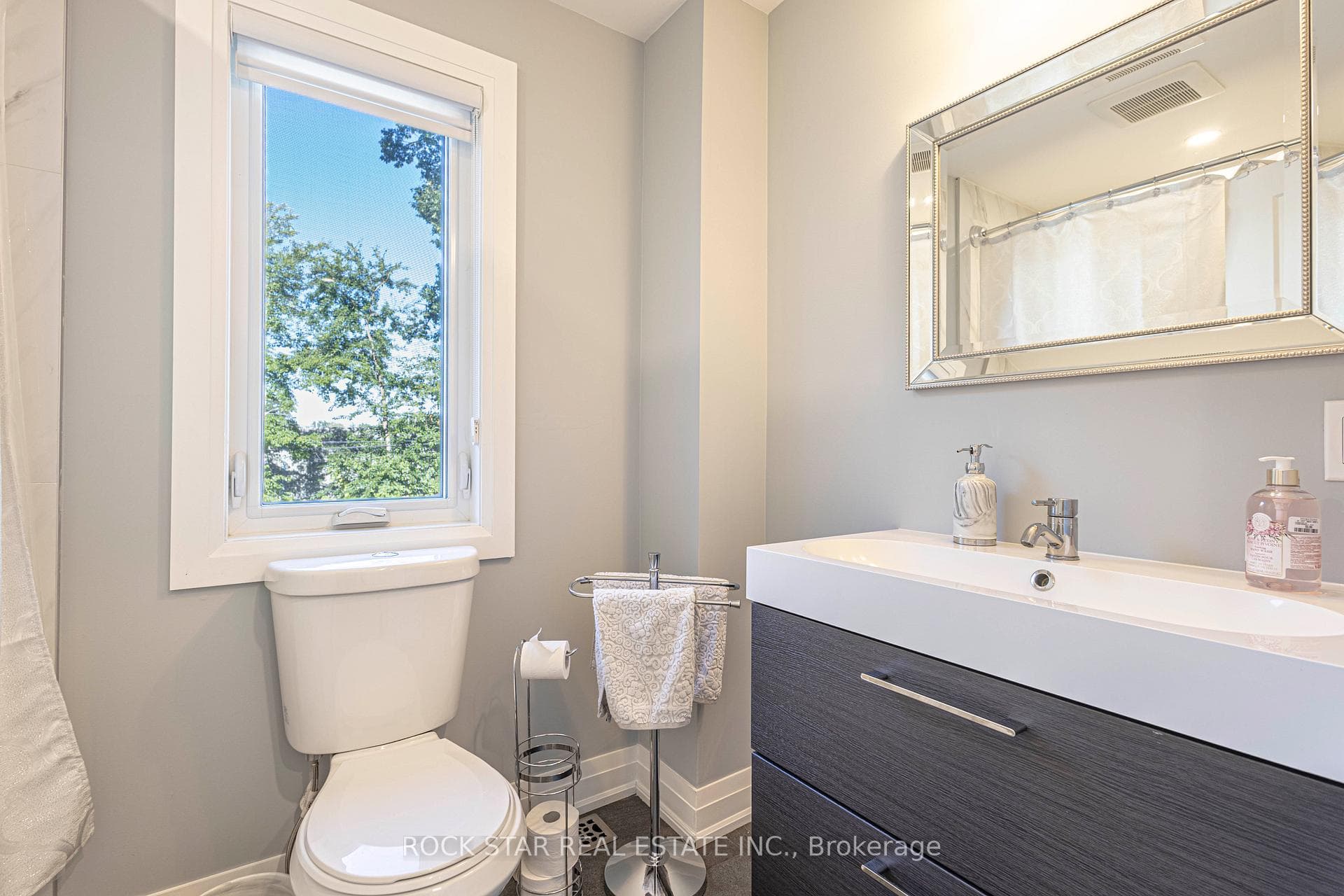 2055 Courtland Crescent - Detached photo 17 of 40 in Mississauga, Ontario