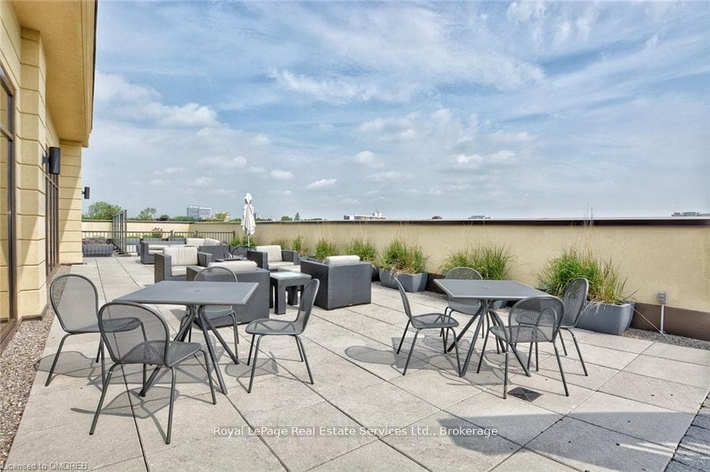 205 Lakeshore Road Unit 407 - Condo photo 18 of 27 in Oakville, Ontario