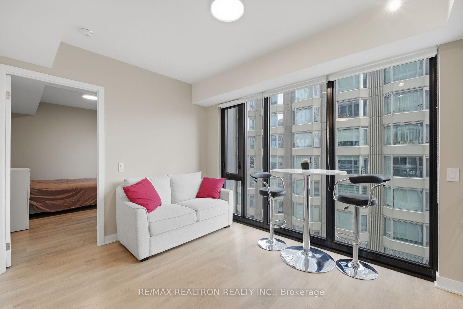 188 Cumberland Street Unit 1501 - Condo photo 8 of 17 in Annex / Yorkville / Summerhill, Ontario