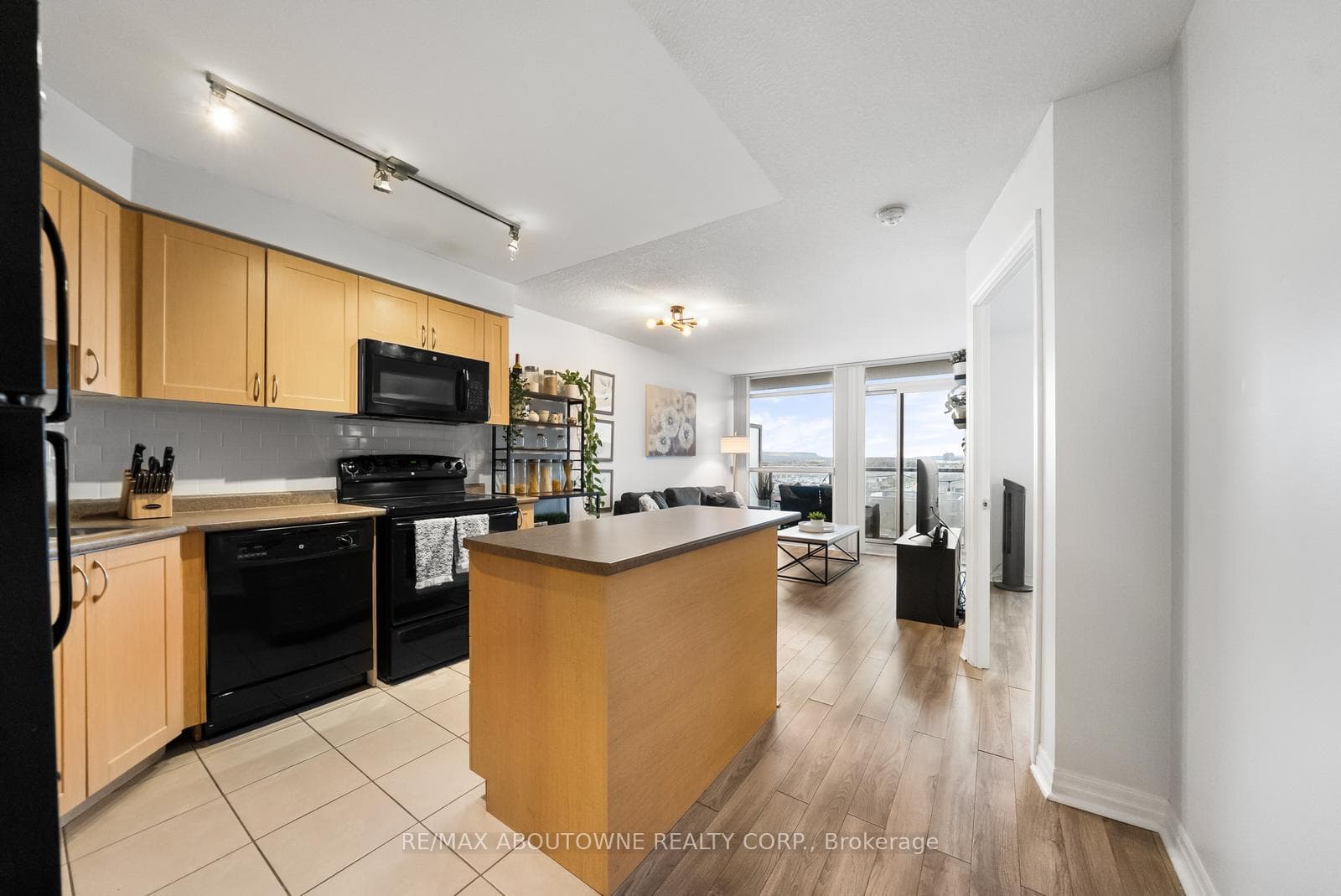 1940 Ironstone Drive Unit 808 - Condo photo 9 of 33 in Burlington, Ontario