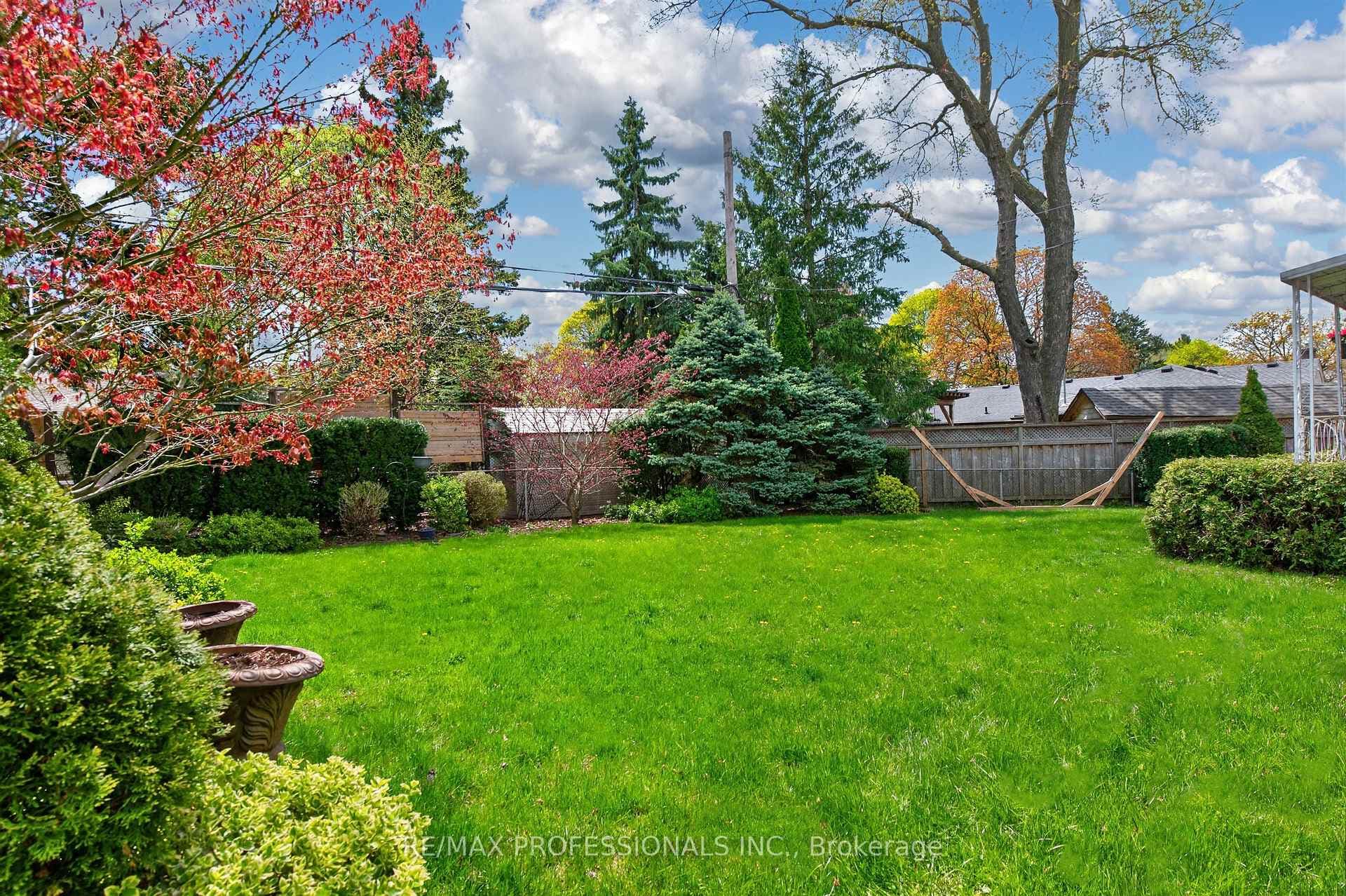 23 Ravensbourne Crescent - Detached photo 41 of 44 in Etobicoke (Islington / Rexdale), Ontario