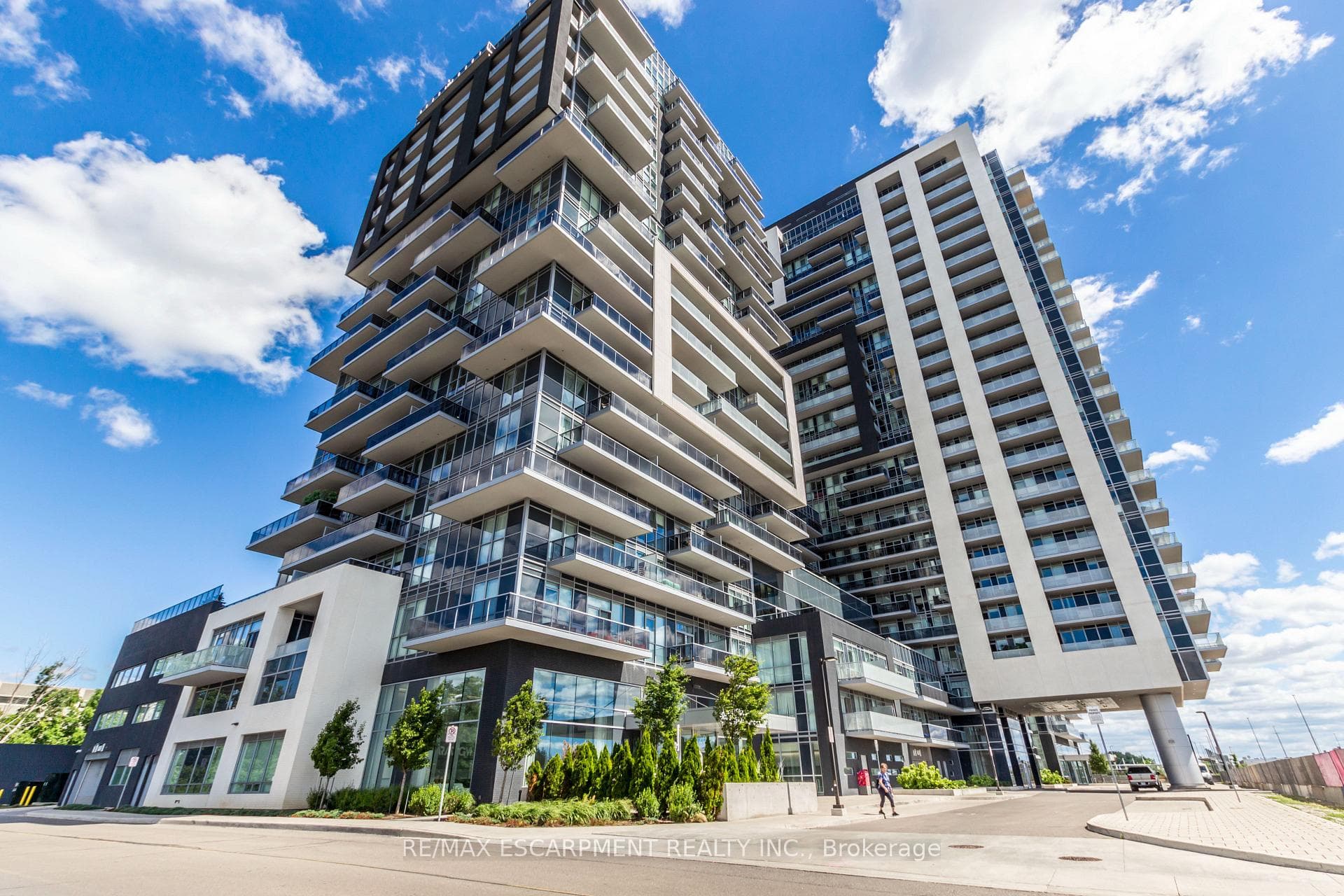 2081 Fairview Street Unit 703 - Condo for sale in Tyandaga, Ontario