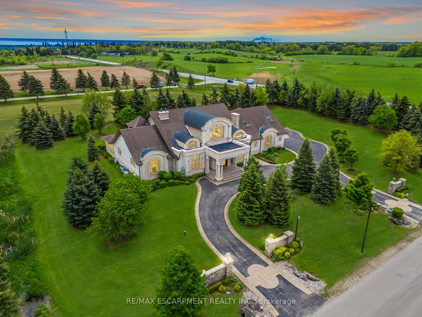 2594 Bluffs Way - home for sale in Burlington, Ontario