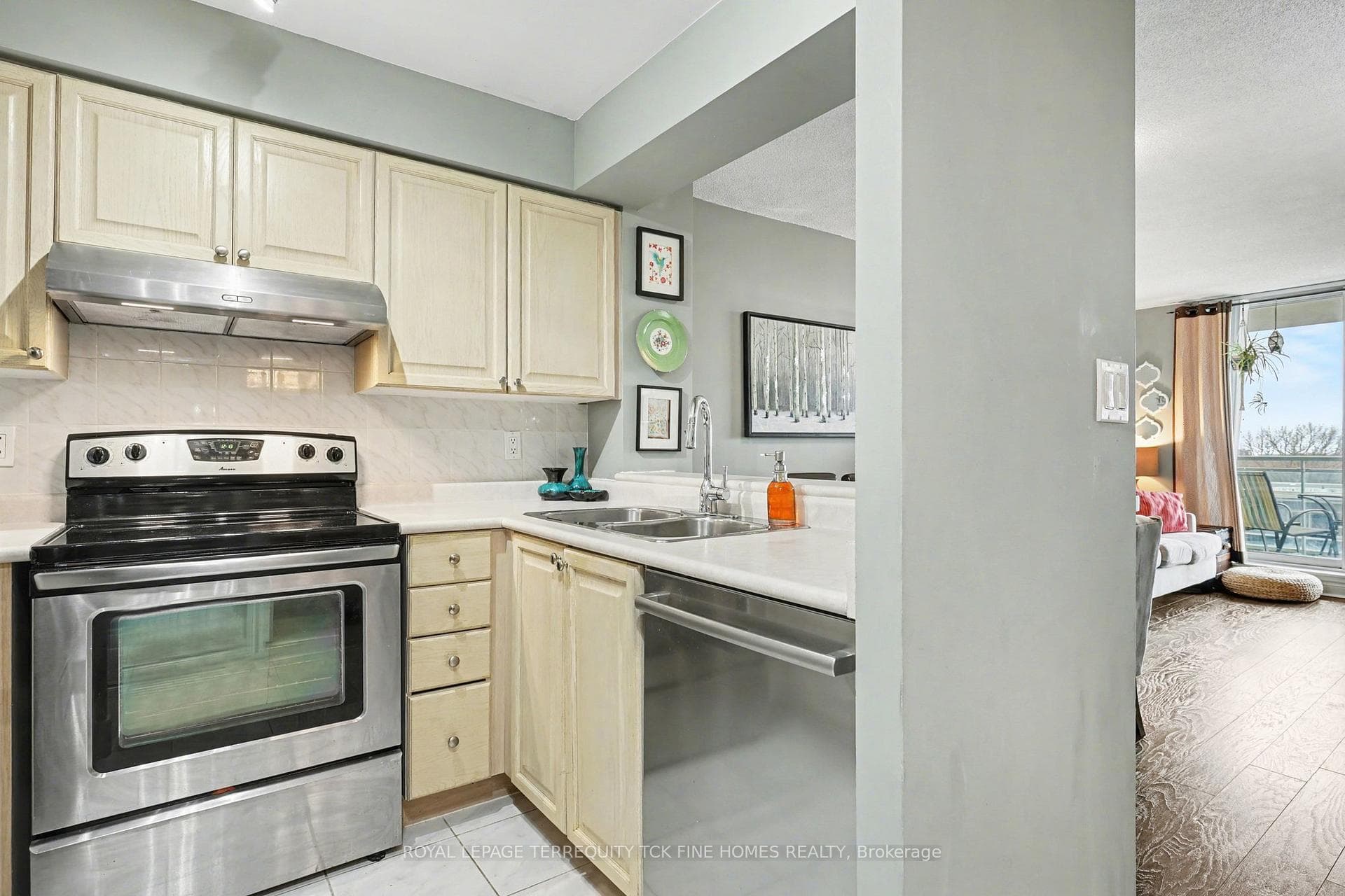 398 Eglinton Avenue Unit 1009 - Condo photo 7 of 39 in Leaside / Davisville, Ontario