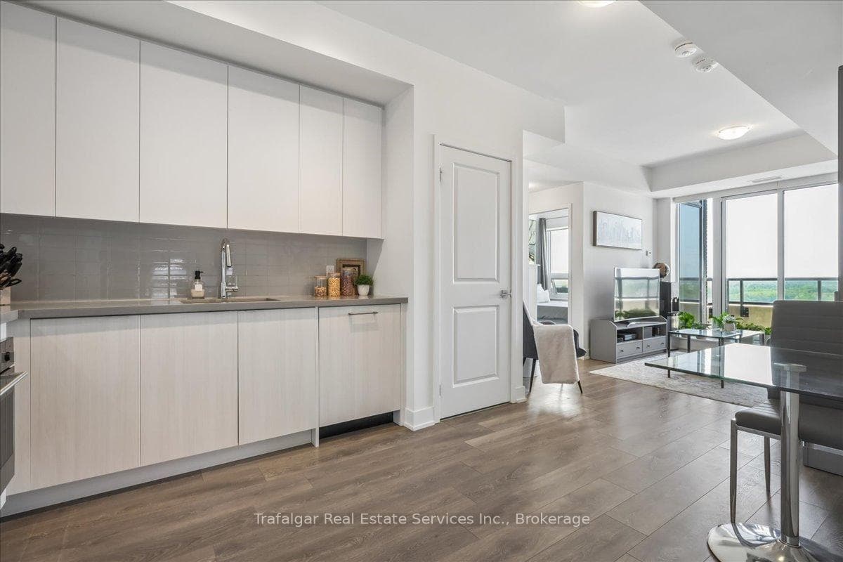 297 Oak Walk Drive Unit 1807 - Condo photo 13 of 35 in Oakville, Ontario