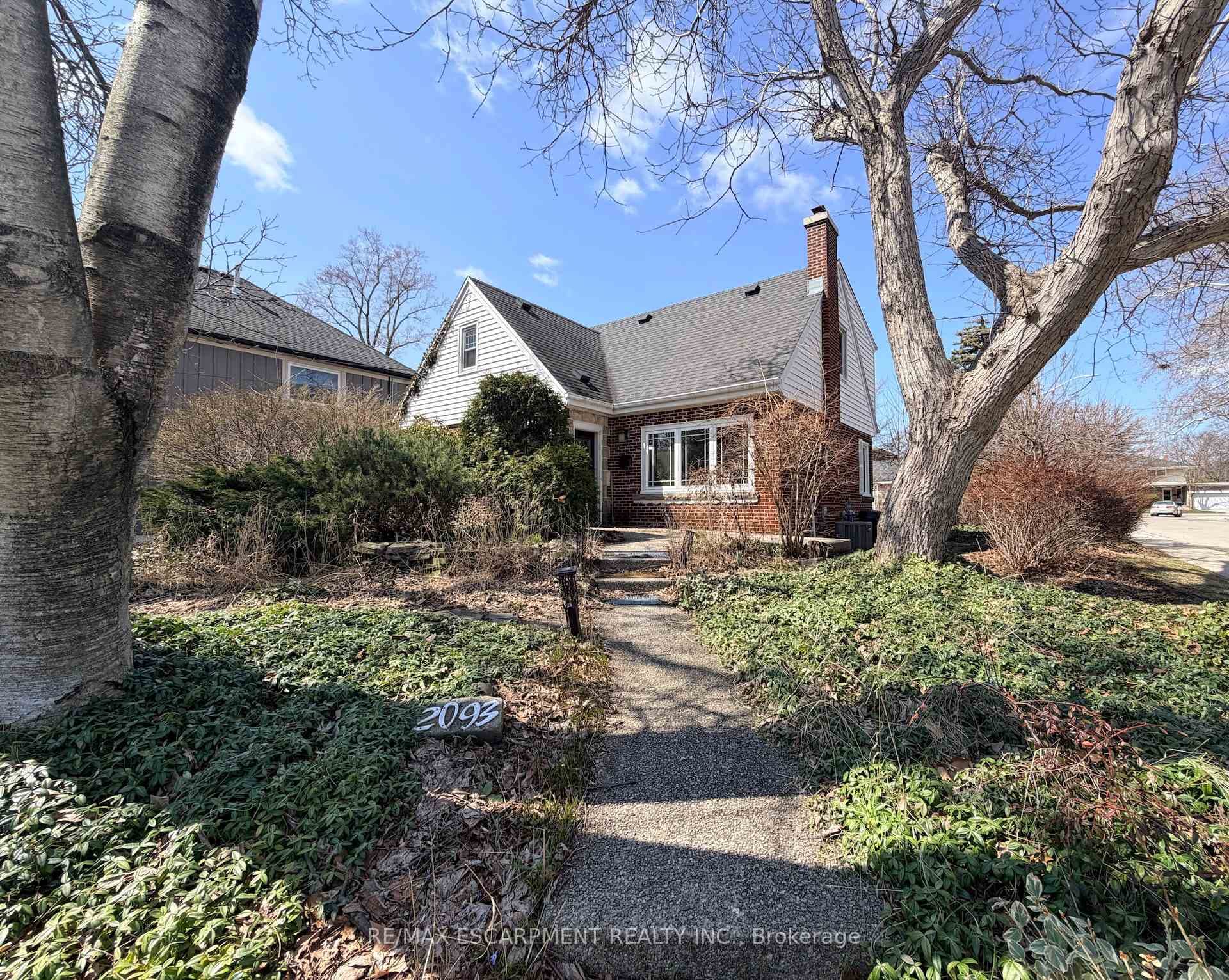 2093 Victoria Avenue - Detached for sale in Brant Hills, Ontario