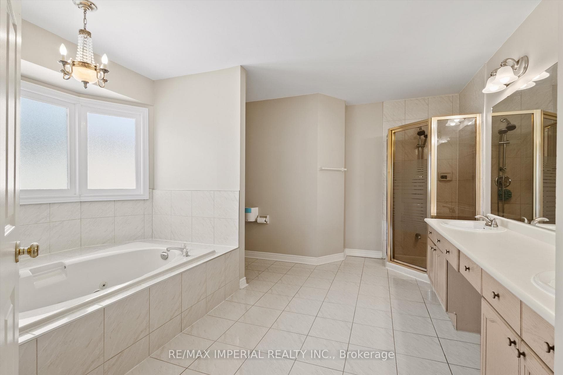 2044 Schoolmaster Circle - Detached photo 25 of 45 in Oakville, Ontario