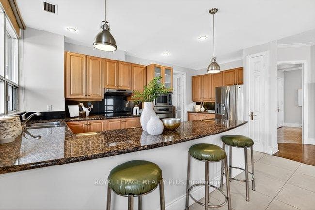 35 Kingsbridge Garden Circle Unit TPH4 - Condo photo 17 of 50 in Mississauga, Ontario