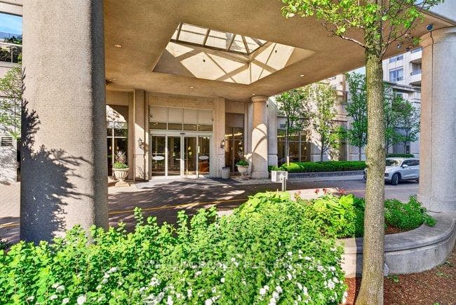 35 Kingsbridge Garden Circle Unit TPH4 - Condo photo 2 of 50 in Mississauga, Ontario