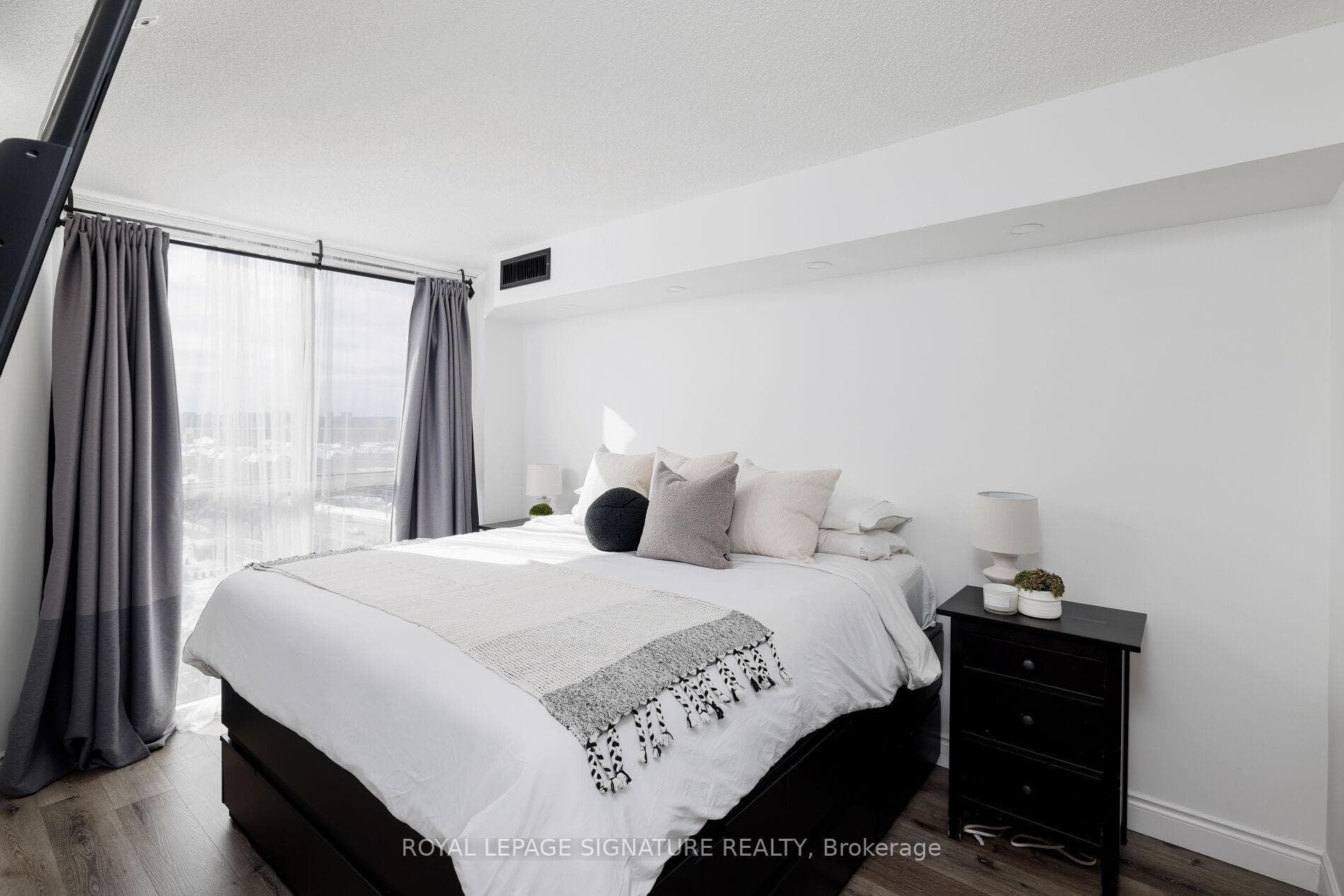 880 Dundas Street Unit 909 - Condo photo 10 of 25 in Mississauga, Ontario