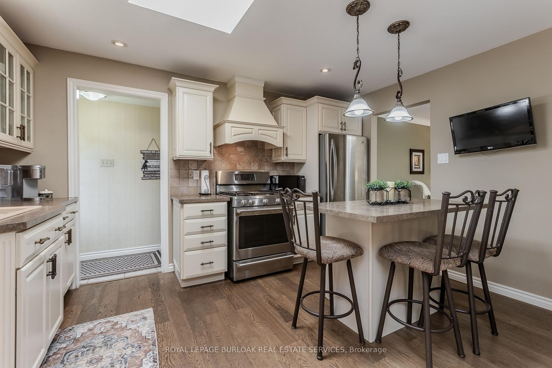 643 Artreva Crescent - Detached photo 5 of 26 in Burlington, Ontario