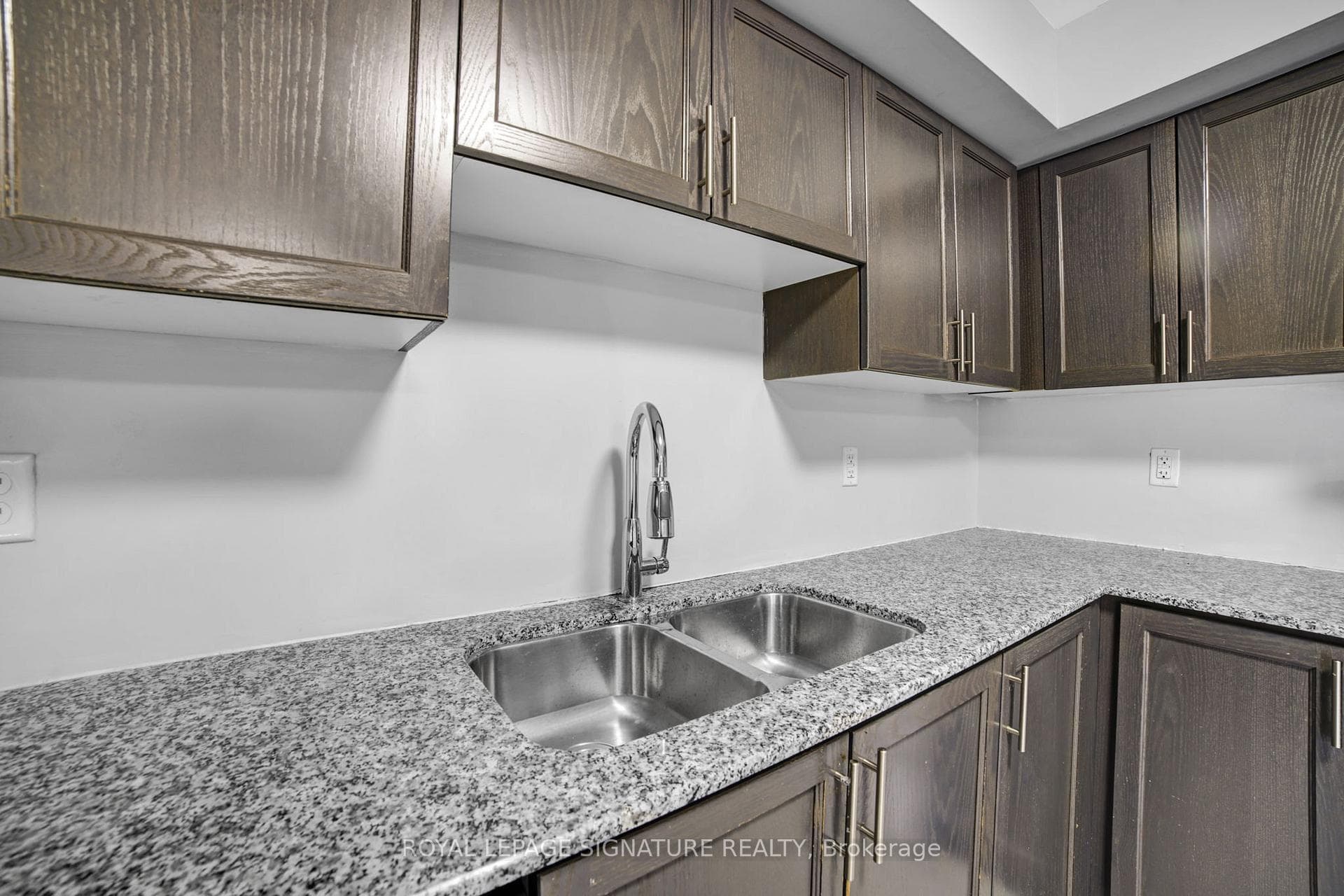 2492 Post Road Unit 19 - Condo photo 14 of 24 in Oakville, Ontario