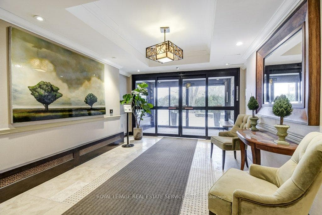 212 Kerr Street Unit 404 - Condo photo 4 of 33 in Oakville, Ontario