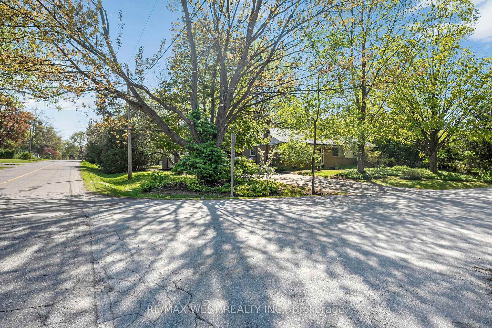 1610 Magenta Court - Detached photo 9 of 14 in Mississauga, Ontario
