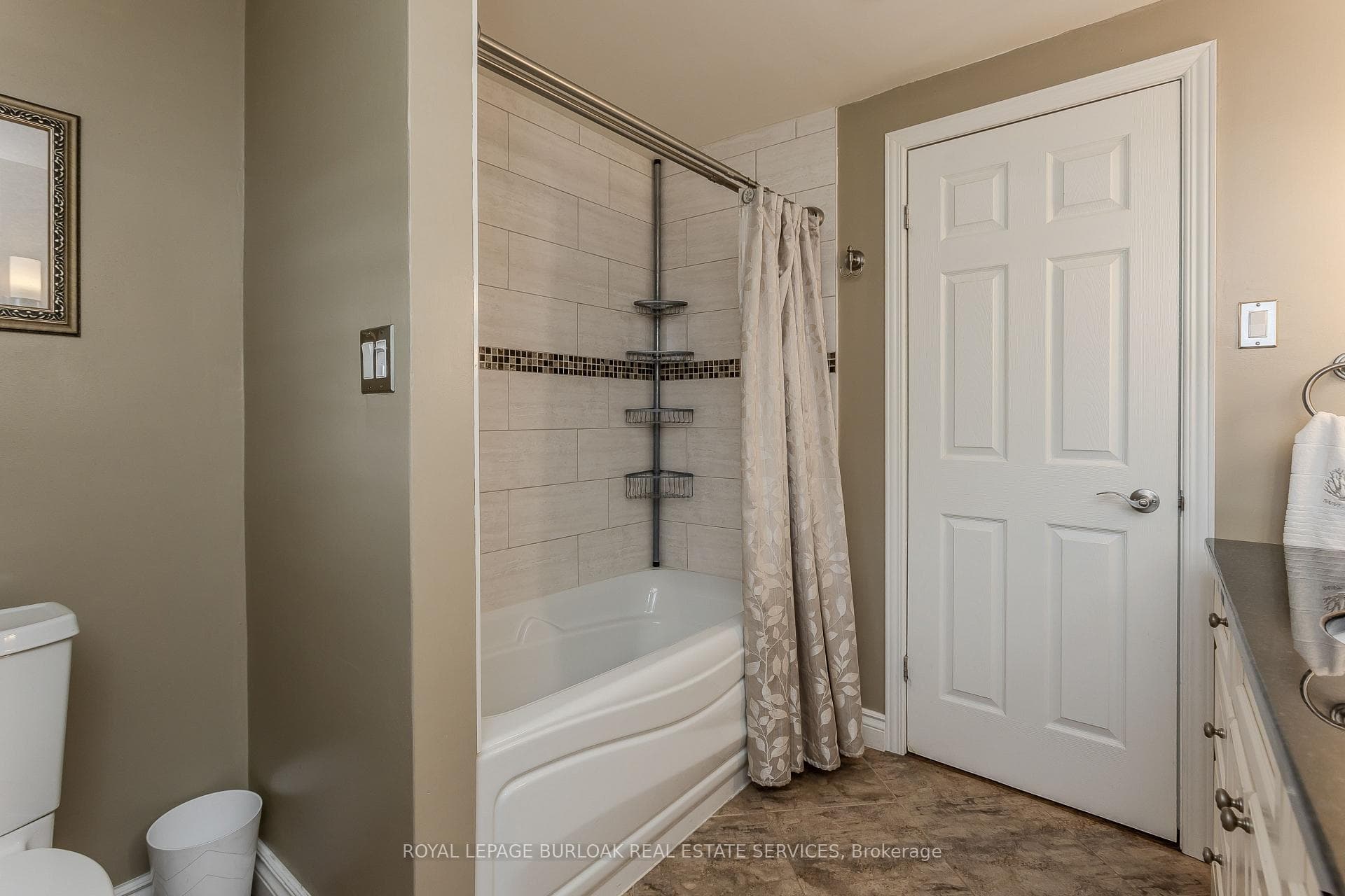 643 Artreva Crescent - Detached photo 13 of 26 in Burlington, Ontario