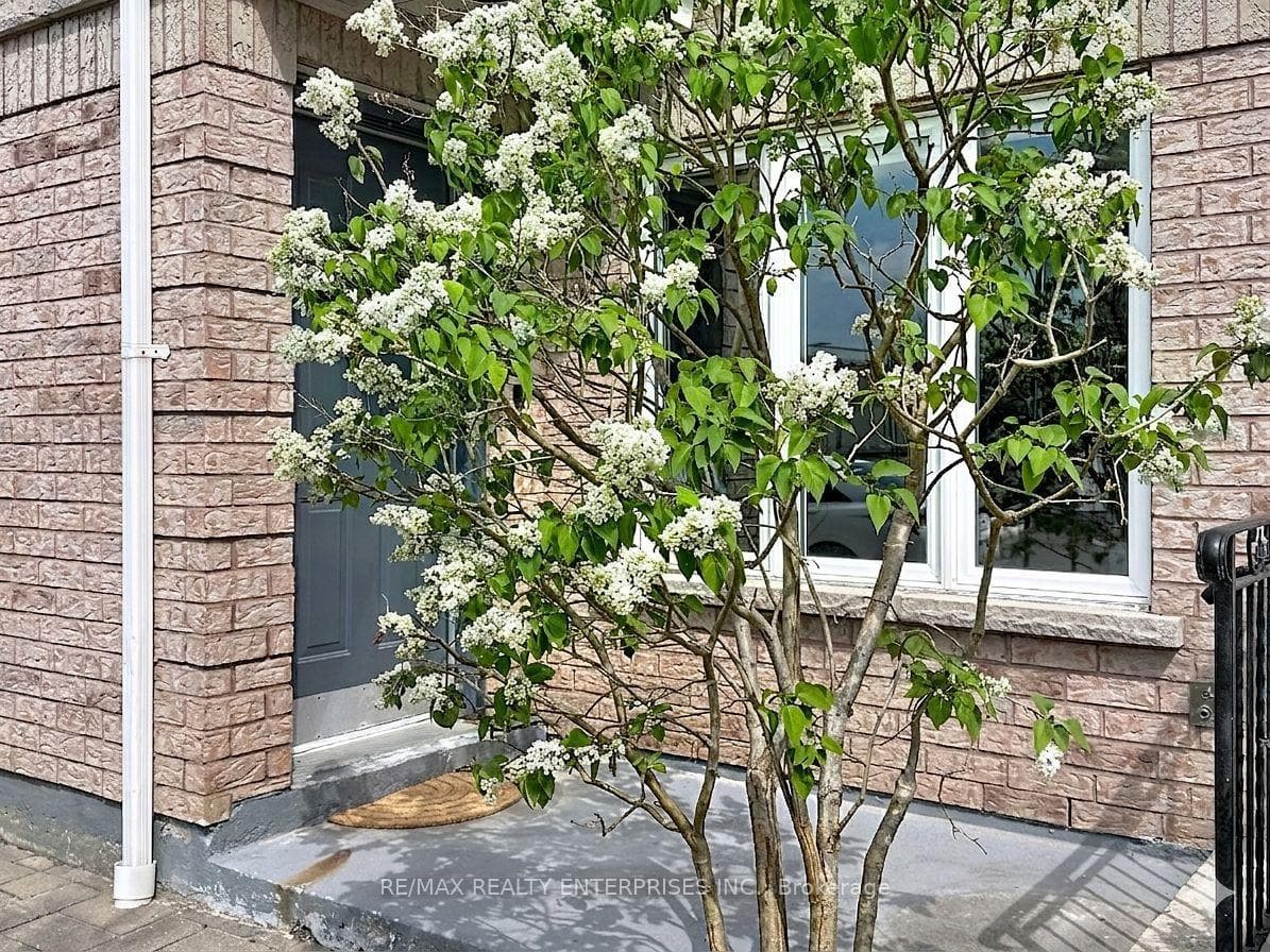 52 Aerodrome Crescent Unit 102 - Condo photo 4 of 47 in Flemingdon Park / Don Mills, Ontario