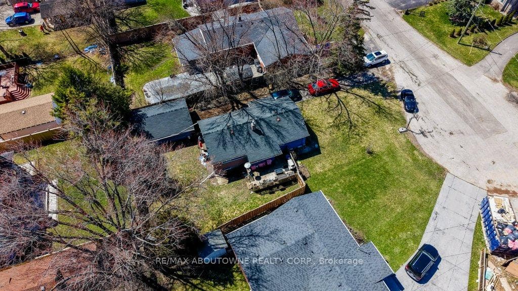 114 Ringwood Road - Detached photo 4 of 20 in Oakville, Ontario