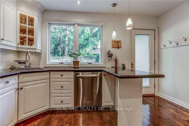 1268 Lorne Park Road - Detached photo 8 of 20 in Mississauga, Ontario