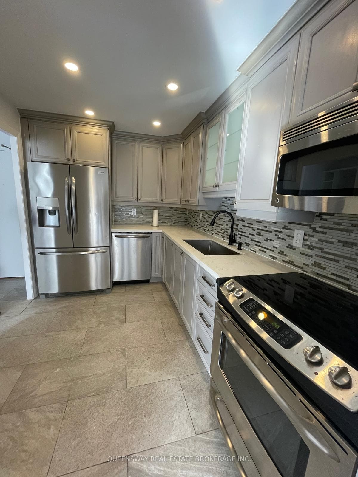 10 Edgecliff Golfway Unit 504 - Condo photo 3 of 17 in Flemingdon Park / Don Mills, Ontario