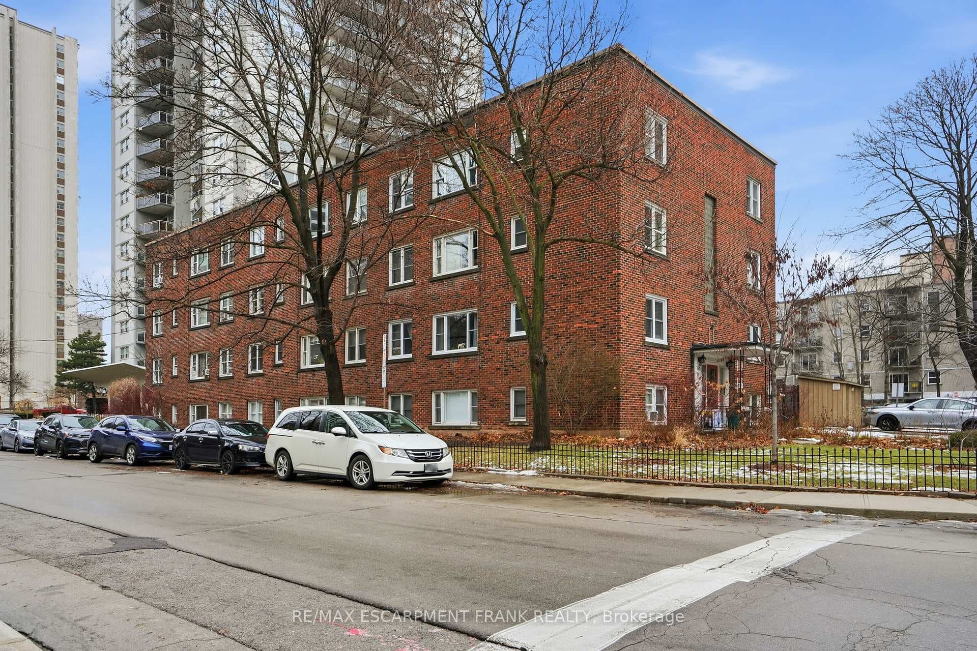 60 ROBINSON Street Unit 104 - Condo photo 2 of 27 in Hamilton, Ontario