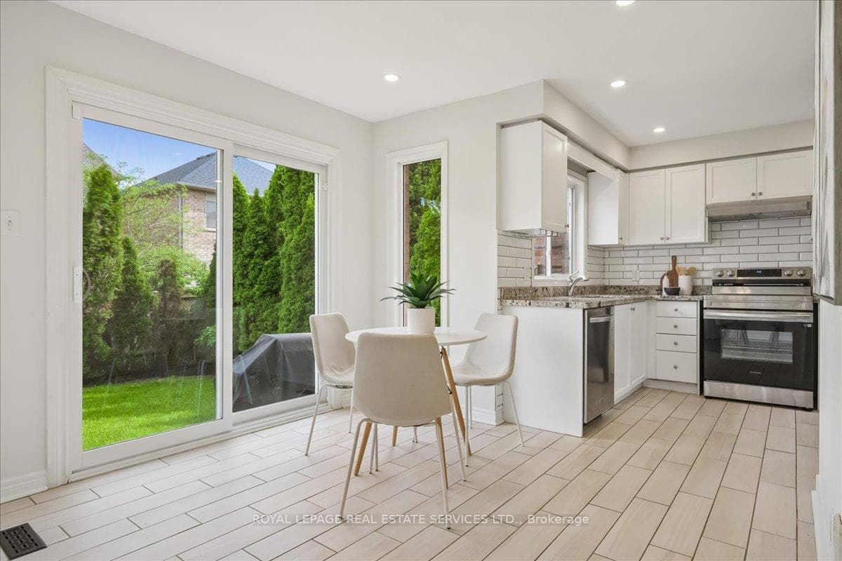 1493 Derby County Crescent - Detached photo 13 of 43 in Oakville, Ontario