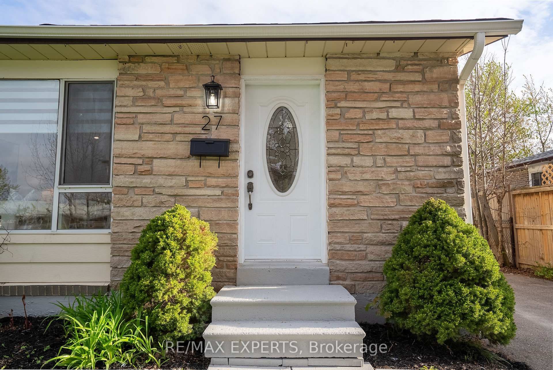 27 Fallingdale Crescent - Semi-Detached photo 2 of 40 in Brampton, Ontario