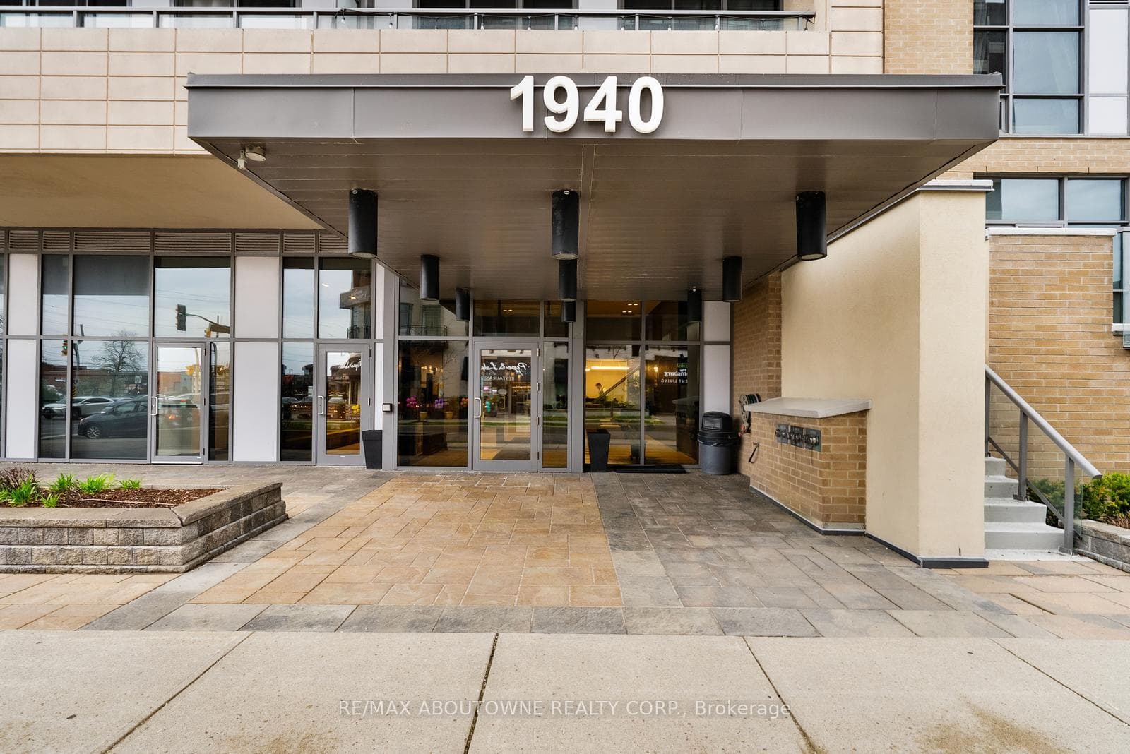 1940 Ironstone Drive Unit 808 - Condo photo 2 of 33 in Burlington, Ontario
