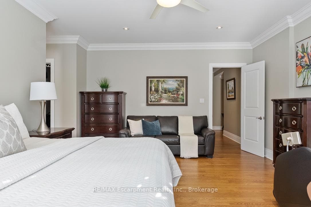 214 MAPLE GROVE Drive - Detached photo 15 of 49 in Oakville, Ontario