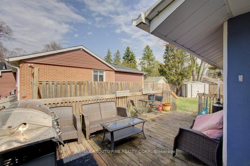 114 Ringwood Road - Detached photo 14 of 20 in Oakville, Ontario