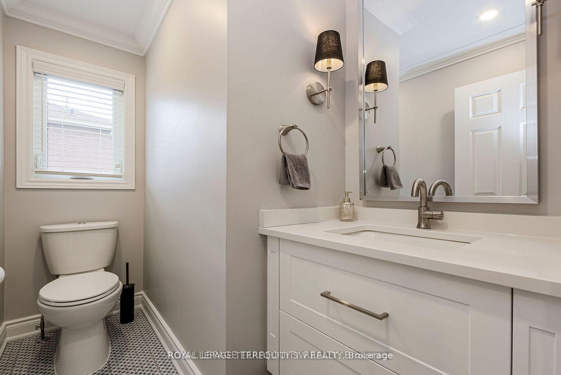 2025 Parklane Crescent - Detached photo 17 of 50 in Burlington, Ontario