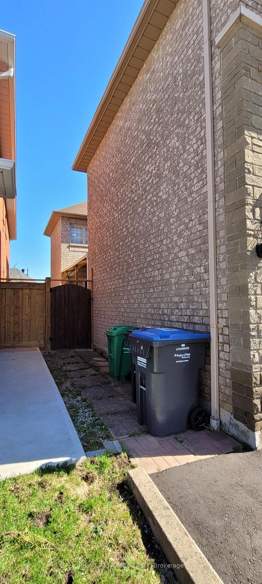 377 Turnberry Crescent - Detached photo 3 of 14 in Mississauga, Ontario