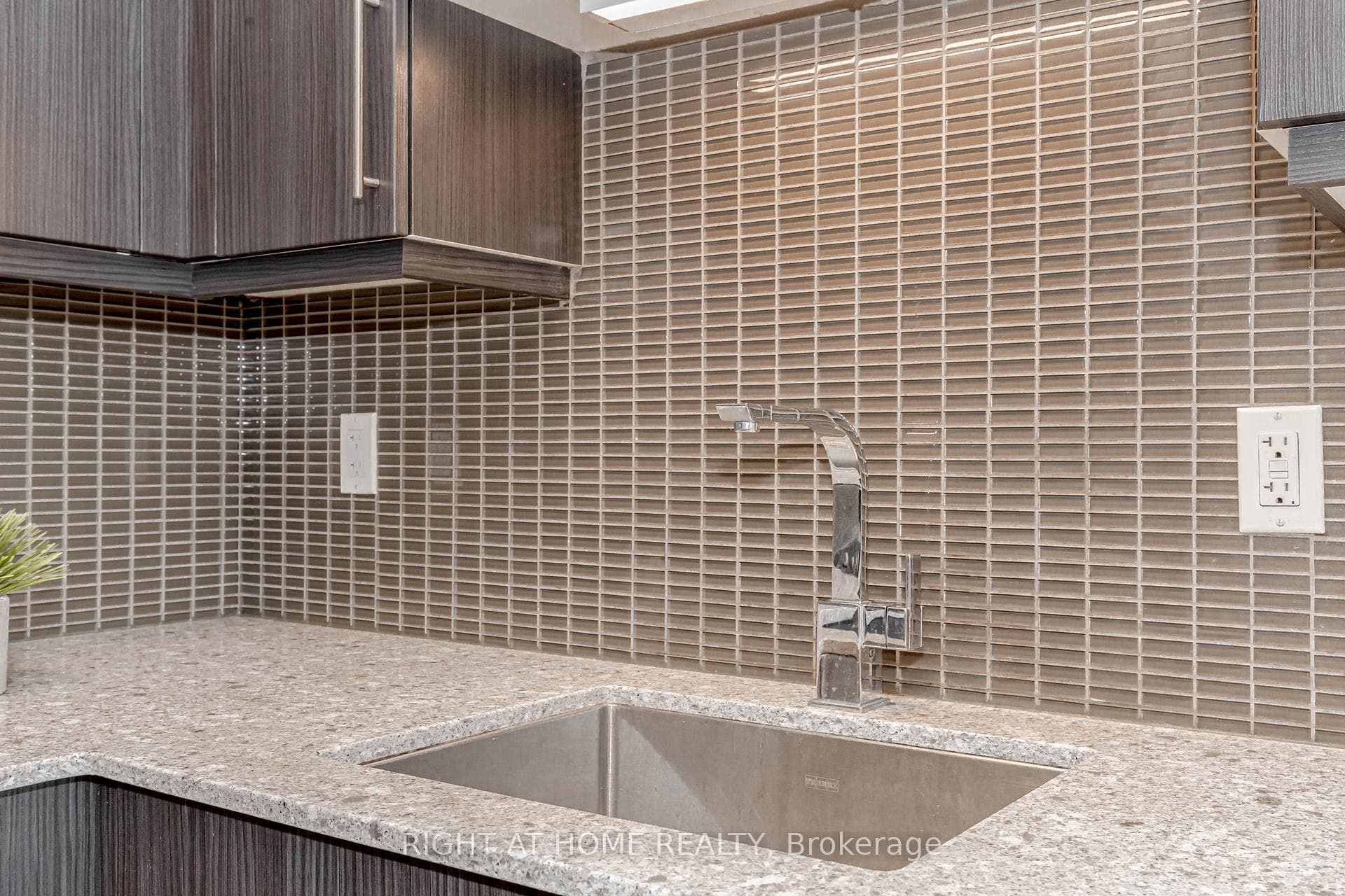 2093 Fairview Street Unit 709 - Condo photo 11 of 45 in Burlington, Ontario