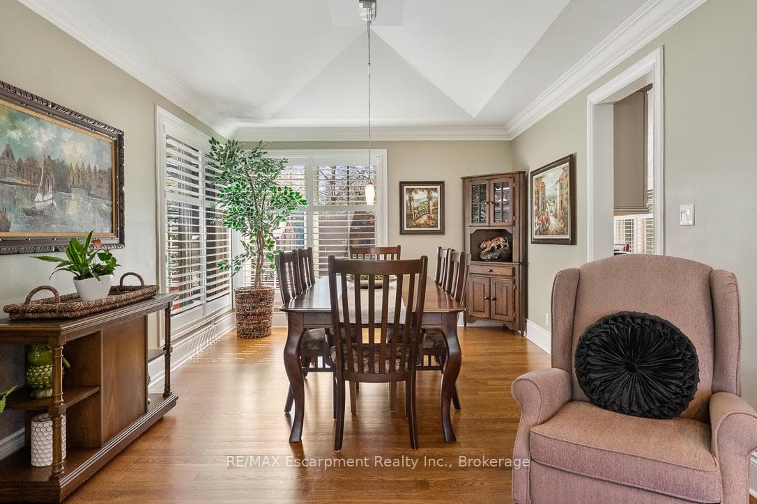 214 MAPLE GROVE Drive - Detached photo 8 of 49 in Oakville, Ontario