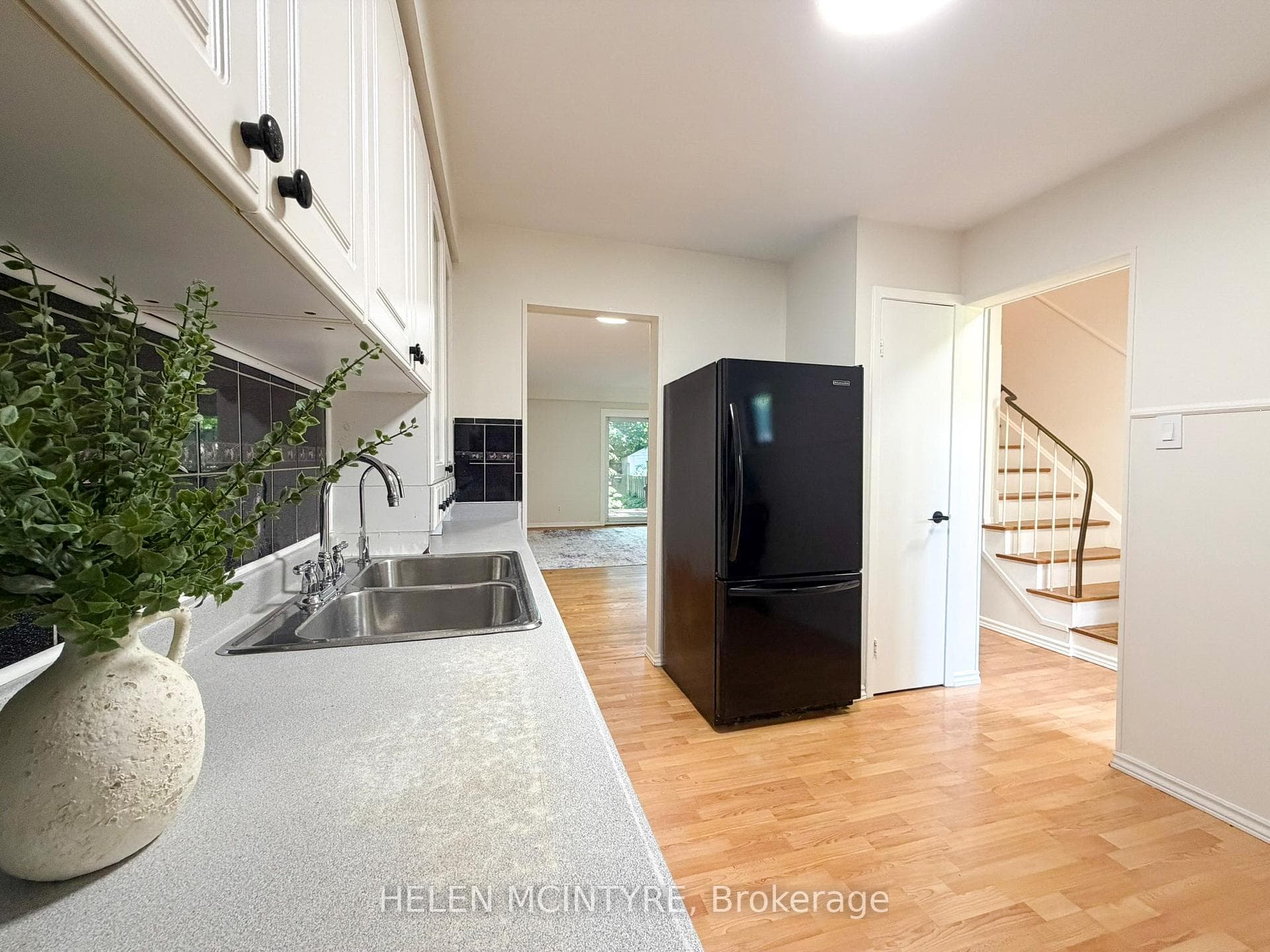 140 Ripley Court Unit 4 - Townhouse photo 8 of 47 in Oakville, Ontario