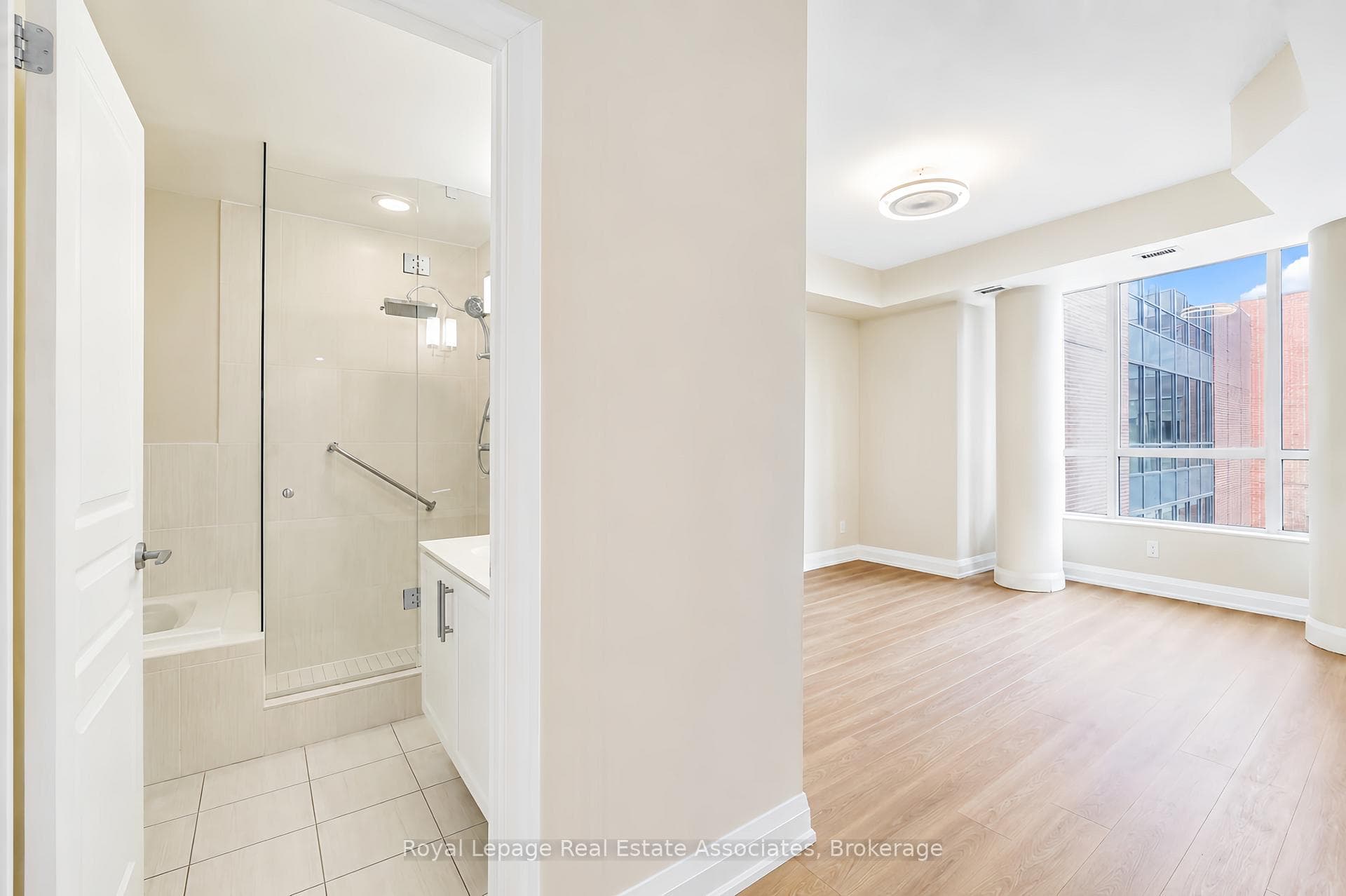 1 Hurontario Street Unit 308 - Condo photo 15 of 35 in Mississauga, Ontario