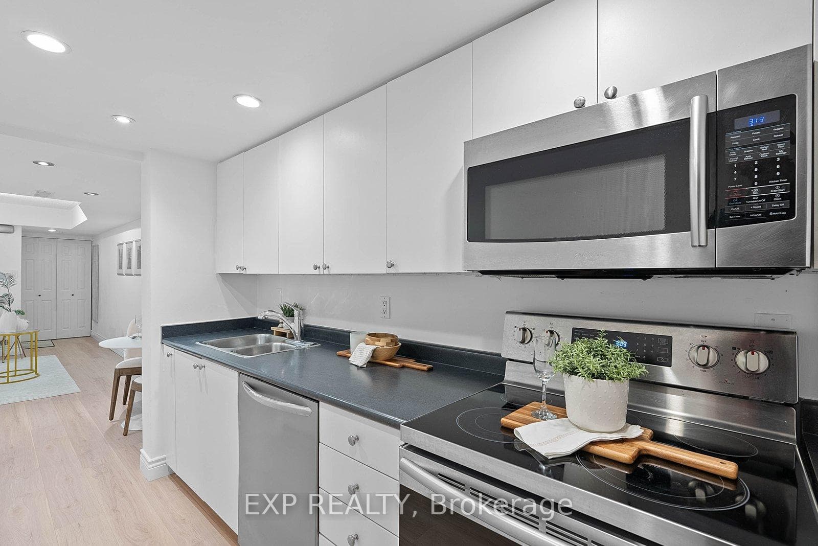 12 Portland Street Unit Th B - Condo photo 16 of 26 in Downtown Toronto / Waterfront, Ontario