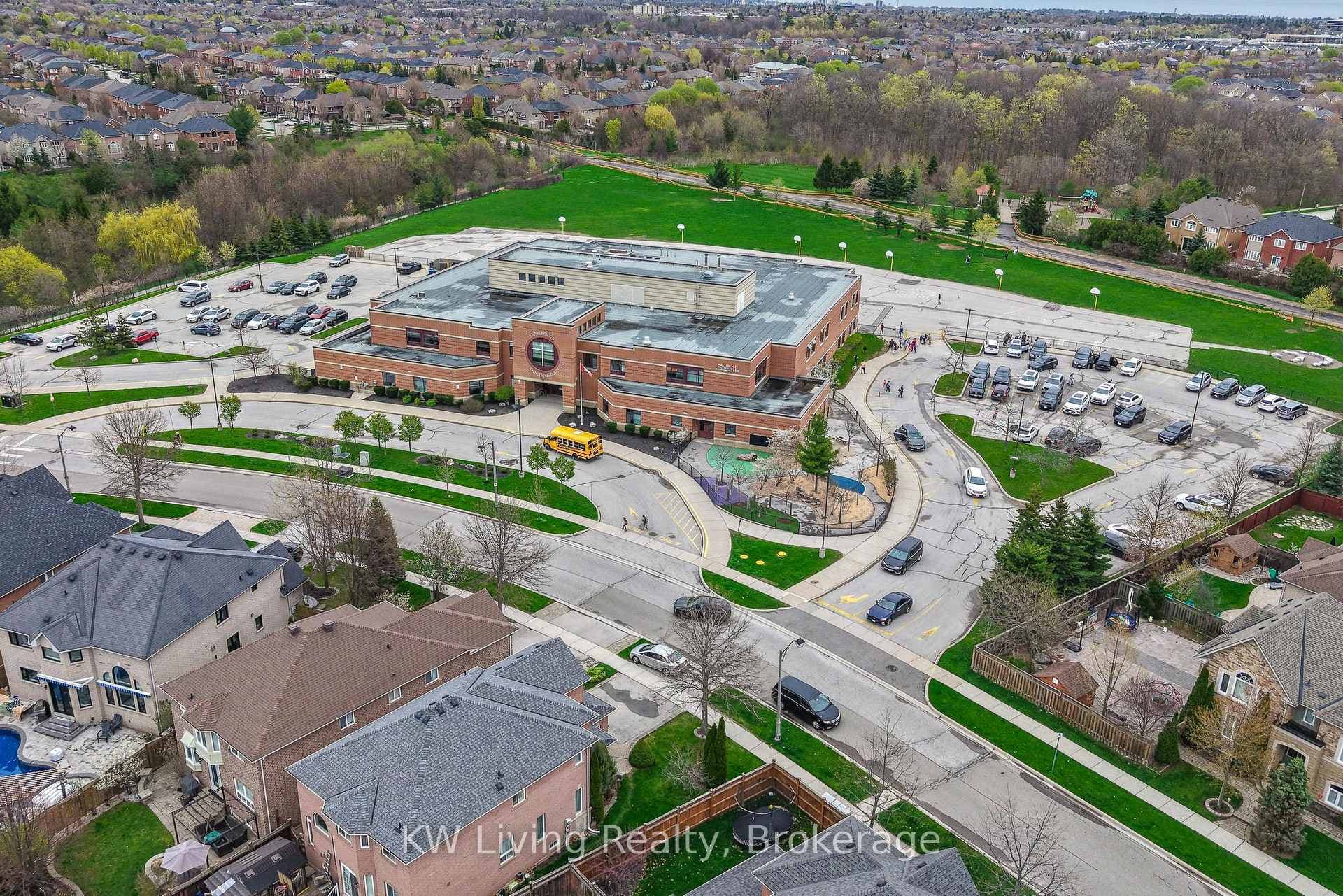 2327 Gladacres Lane - Detached photo 41 of 42 in Oakville, Ontario