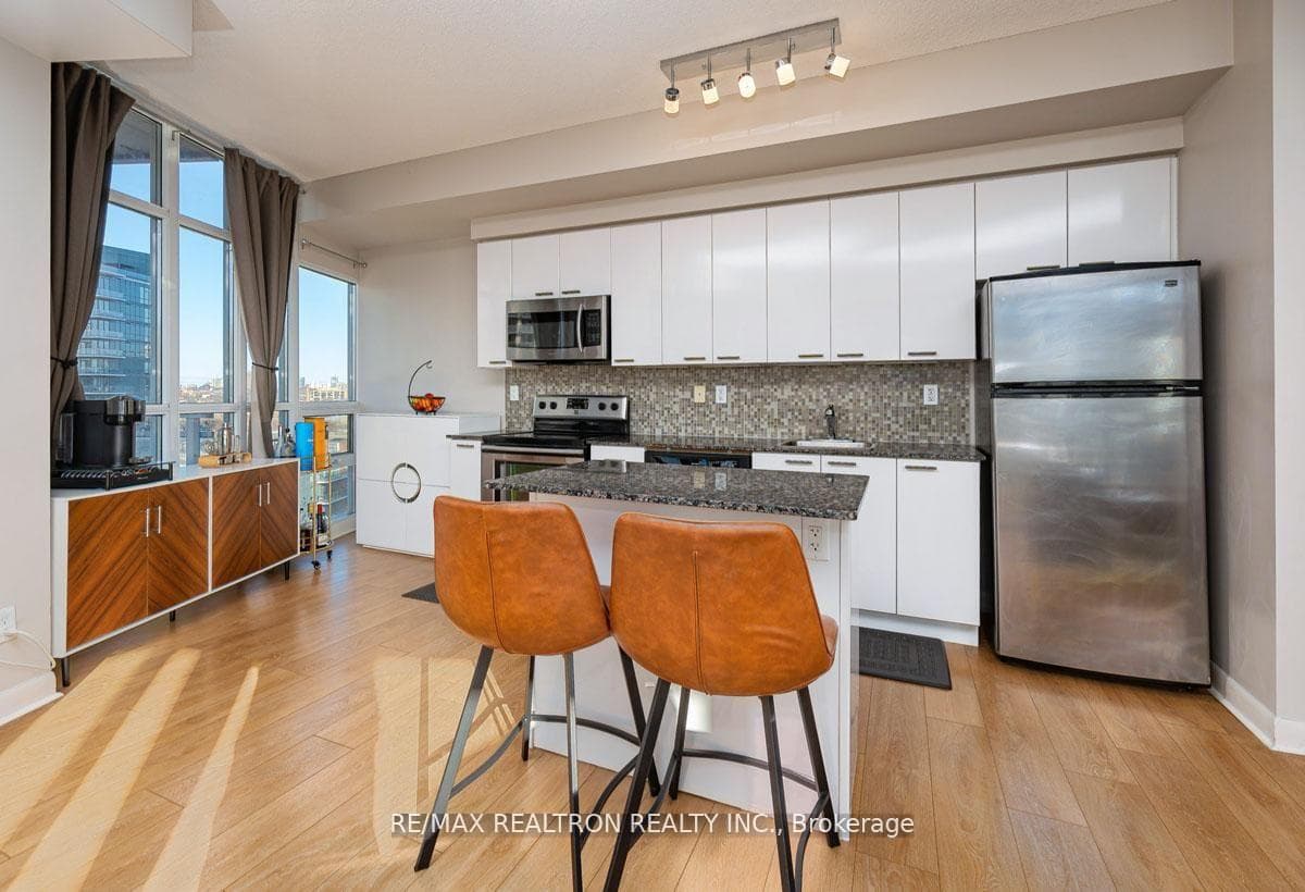 15 Bruyeres Mews Unit 1008 - Condo photo 7 of 33 in Downtown Toronto / Waterfront, Ontario
