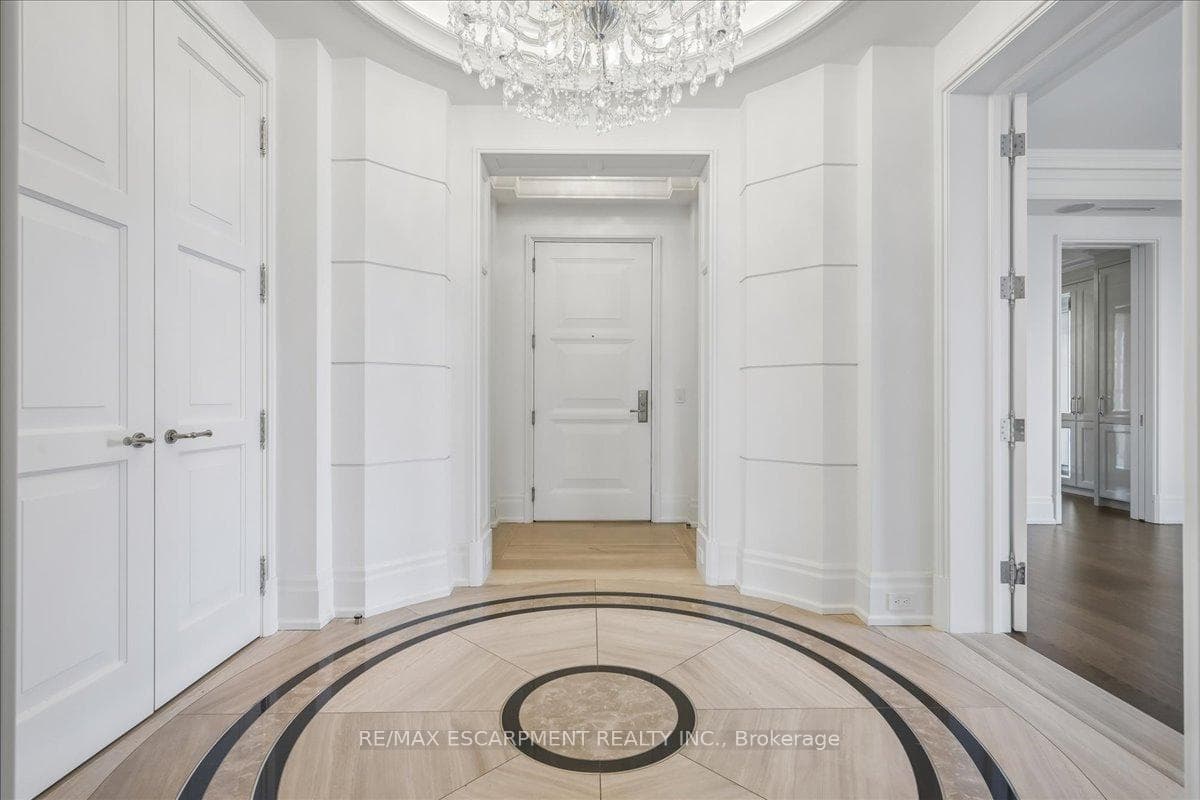 300 Randall Street Unit 211 - Condo photo 4 of 50 in Oakville, Ontario