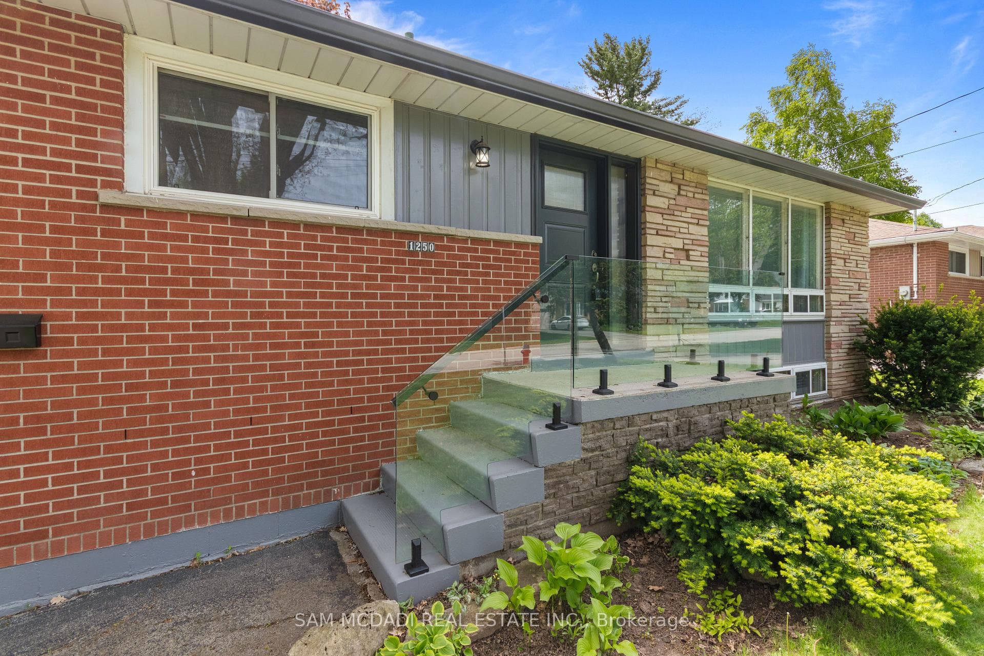 1250 Dunbar Road - Detached photo 4 of 41 in Burlington, Ontario