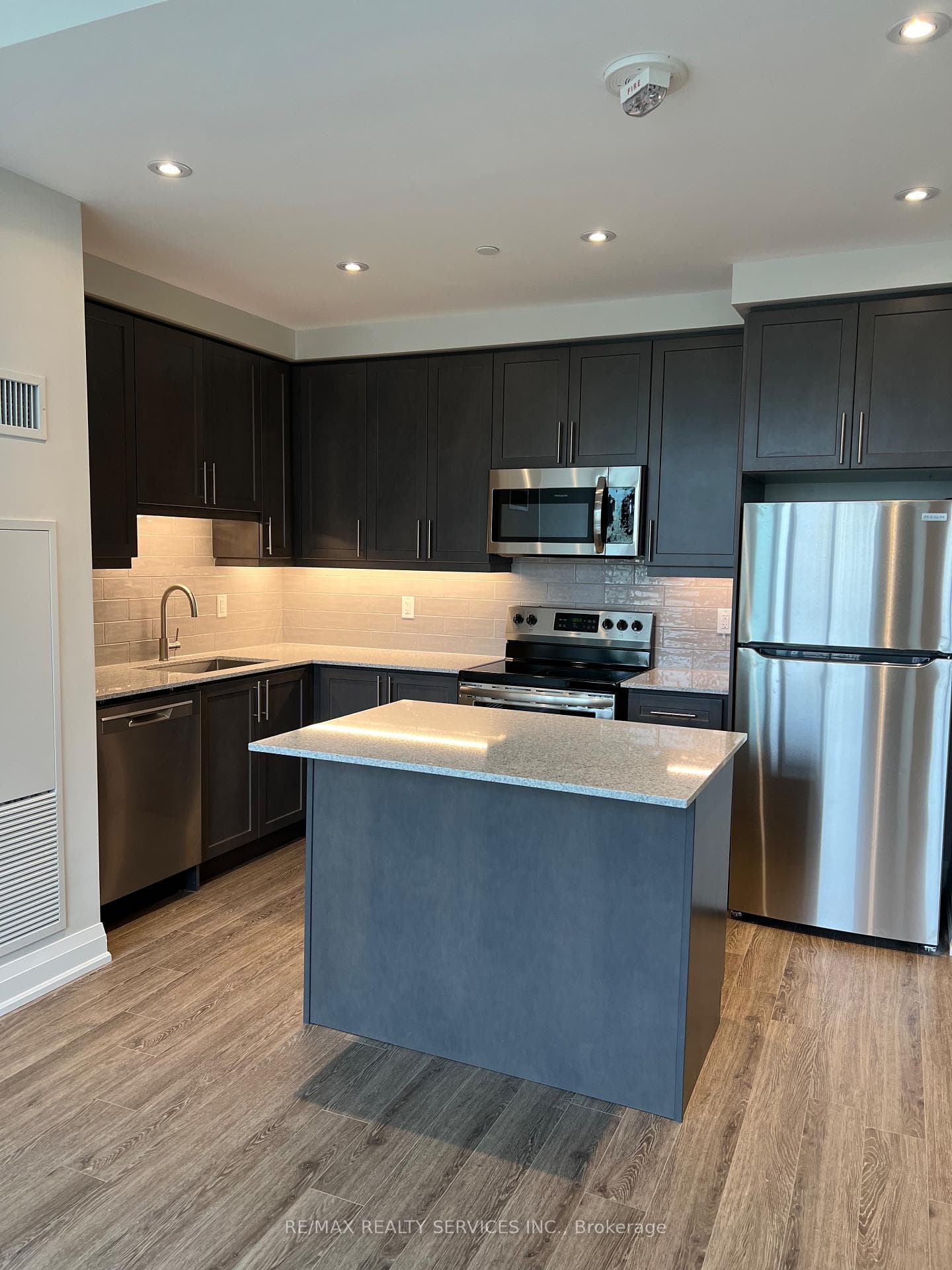 15 Lynch Street Unit 303 - Condo photo 4 of 27 in Brampton, Ontario